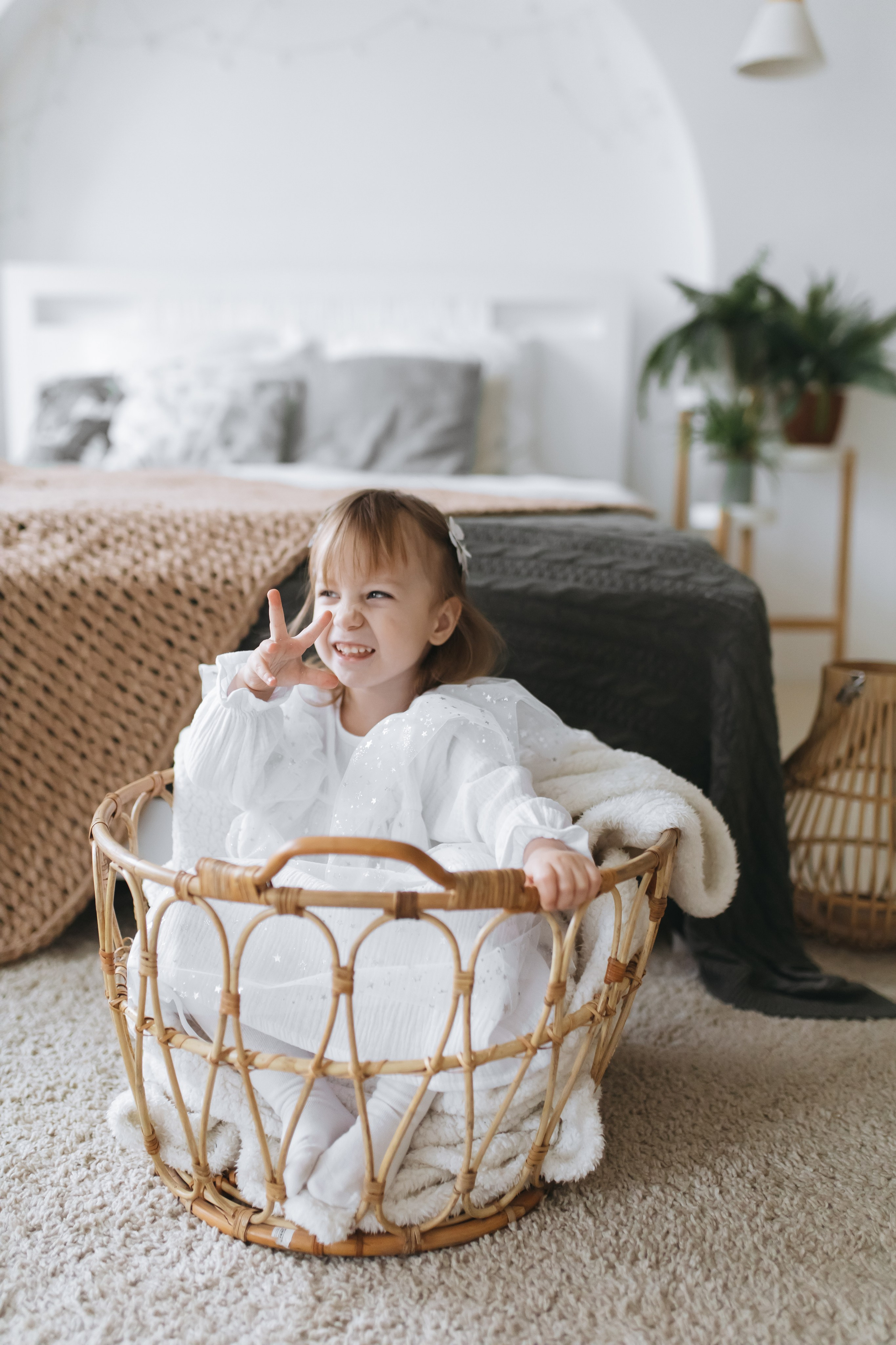 Маша, сколько тебе уже? Вот столько (3 года, показывая на пальцах)). Свадебный и женский фотограф в Санкт-Петербурге Муртеева Екатерина