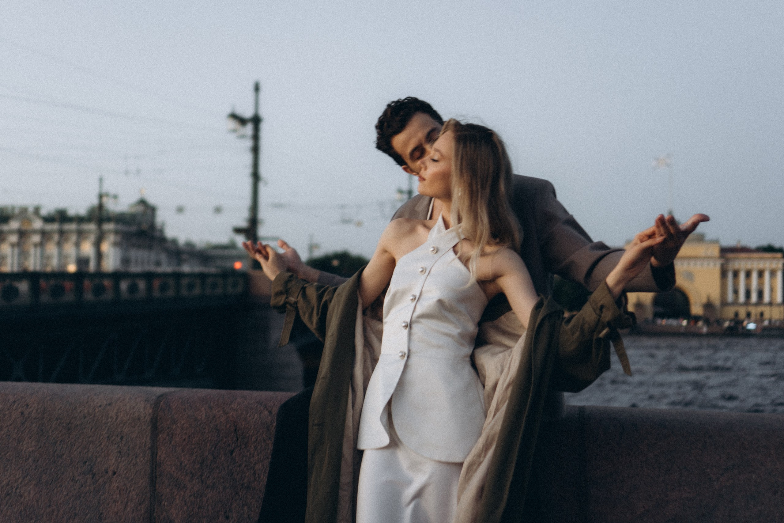 СВАДЕБНАЯ СЬЕМКА ПАРЫ НА РАССВЕТЕ В БЕЛЫЕ НОЧИ И ПРОГУЛКА С РАЗВОДНЫМИ МОСТАМИ И ПИКНИК ВОЗЛЕ ИСАКИЕВСКОГО СОБОРА. Профессиональный фотограф, Санкт-Петербург — Виктория Богомолова