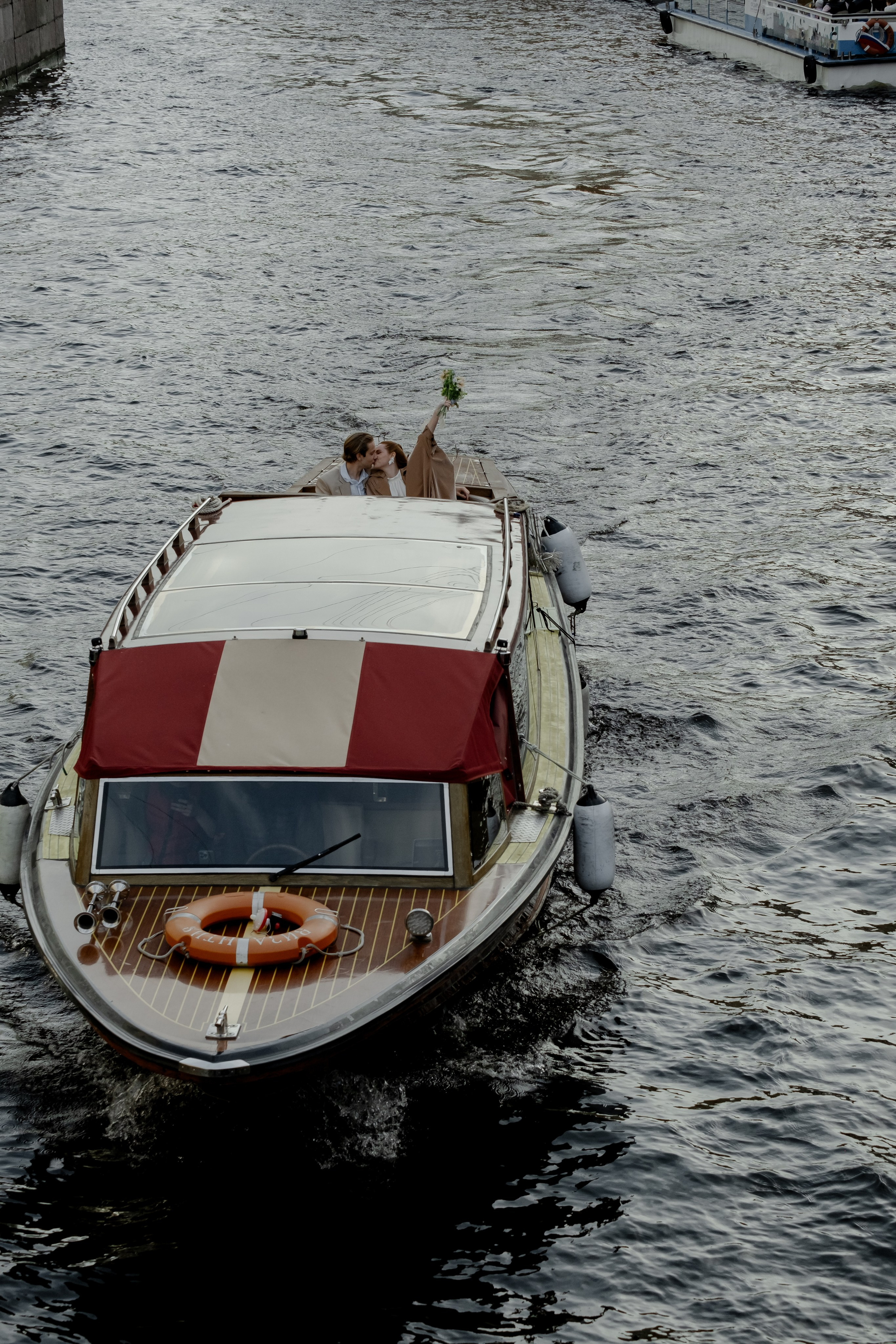 СВАДЕНБНАЯ СЬЕМКА НА КАТЕРЕ ПО КАНАЛАМ САНКТ-ПЕТЕРБУРГА И В АКВАТОРИИ НЕВЫ. Профессиональный фотограф, Санкт-Петербург — Виктория Богомолова