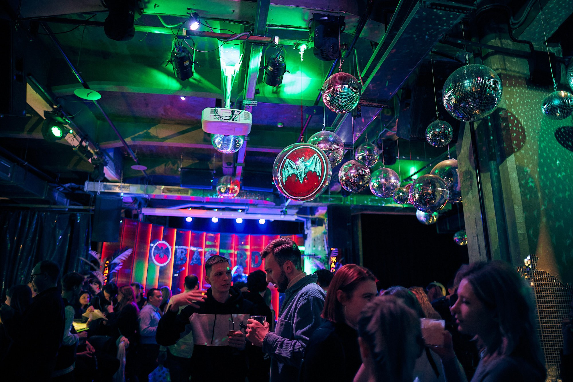 Фотограф на концерте группы «Мальчишник» — репортажная съёмка в баре. Репортажный фотограф в Москве — Дмитрий Тарасов | Съёмка мероприятий, концертов, корпоративов