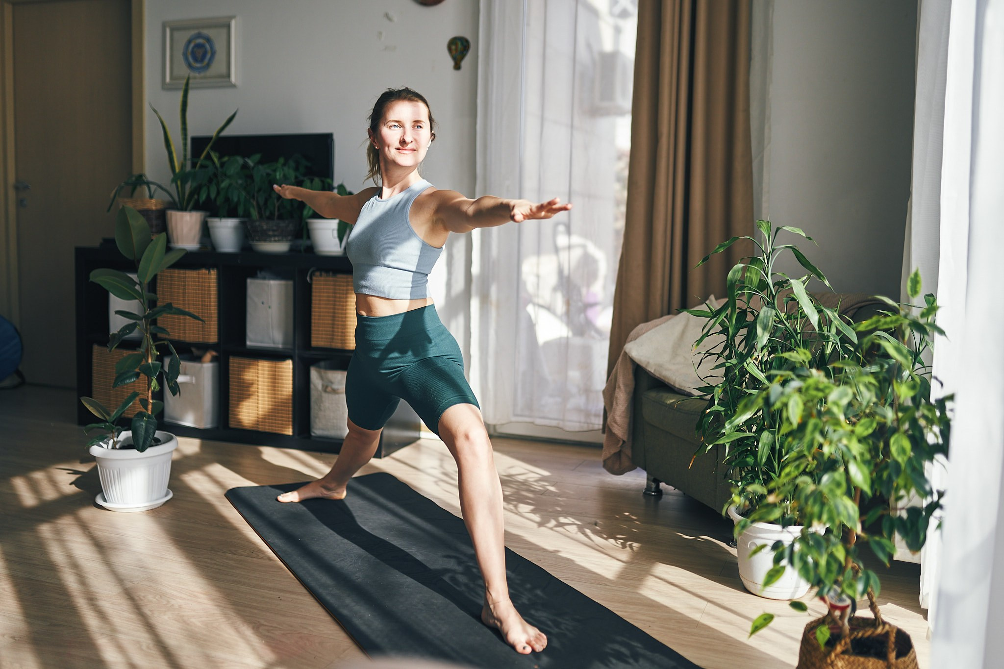 Репортажная съемка йога класса на берегу моря. Фотограф в Сочи Катя Гончарова