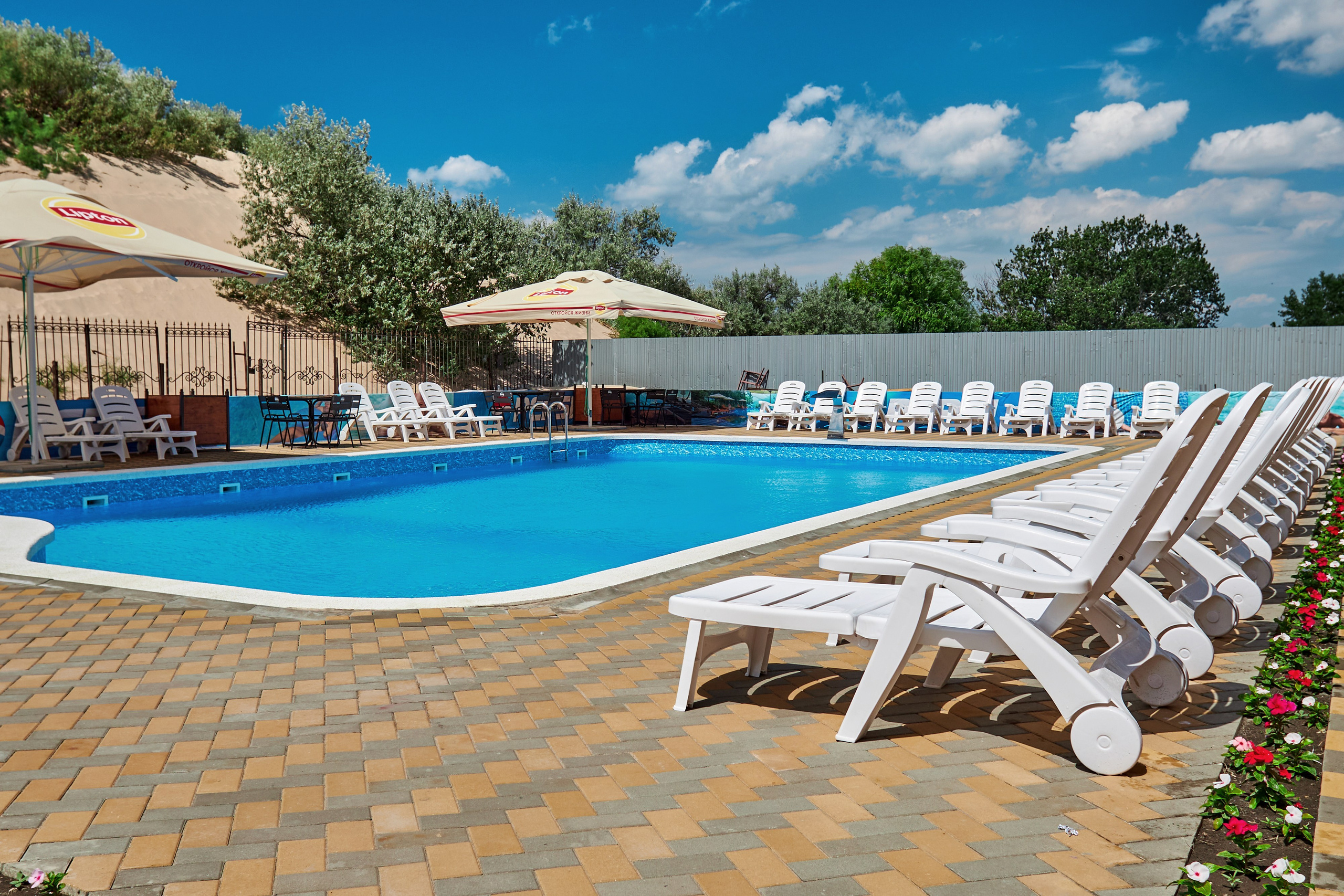 внутренняя территория гостиницы с бассейном и шезлонгами, съемка недвижимости в Анапе
