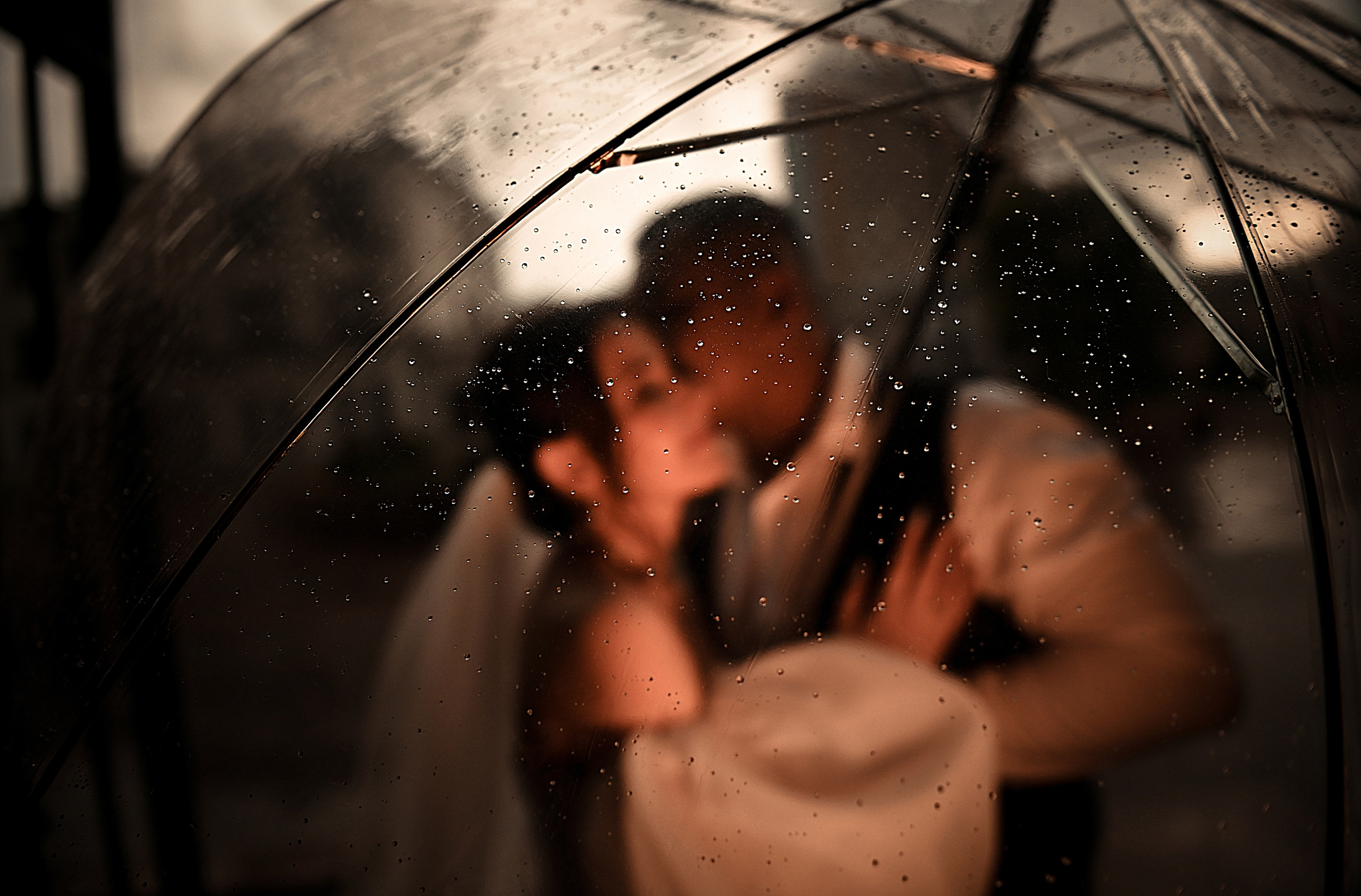 Небольшая свадебная серия в музее и прогулкой под дождем Эльмиры и Ризата. Свадебный, семейный, детский, контент фотограф в Омске Максим Ильин