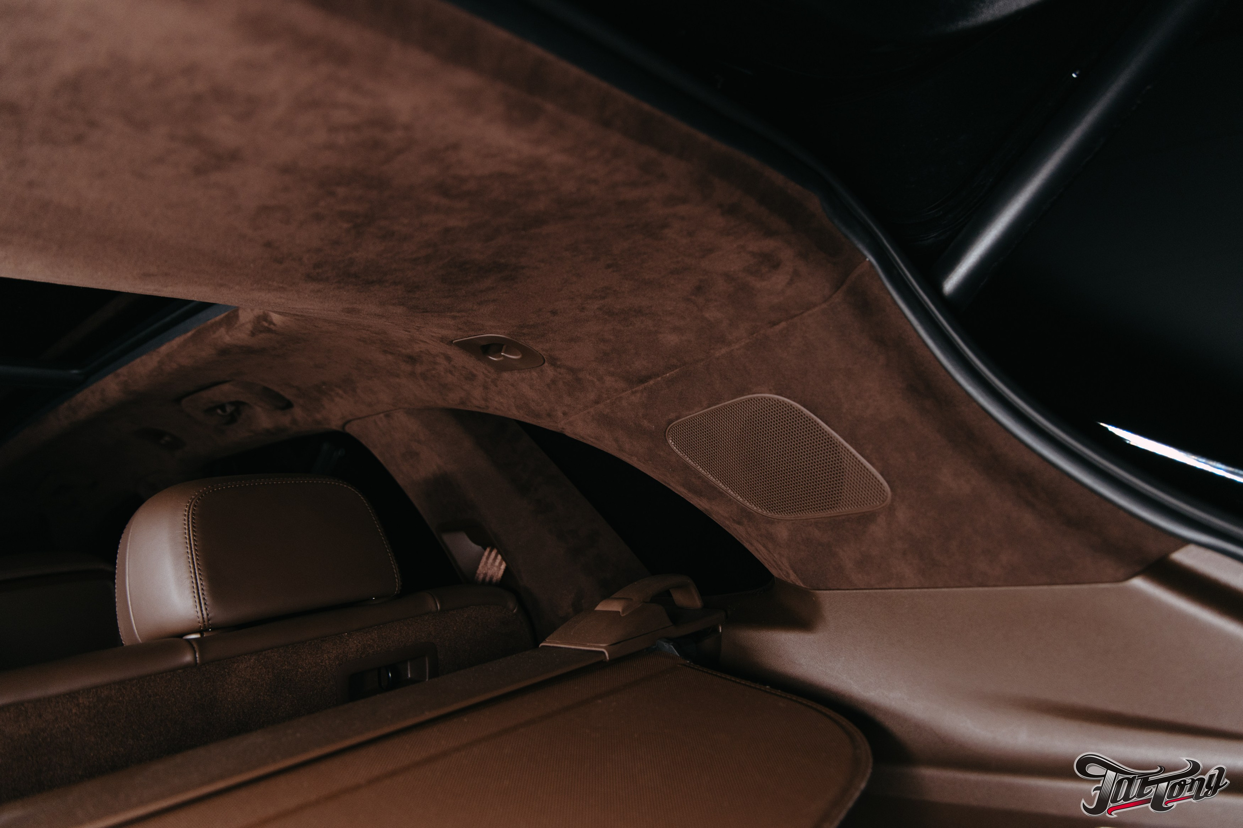 Porsche Сayenne пошив потолка в коричневую алькантару. DeLorein