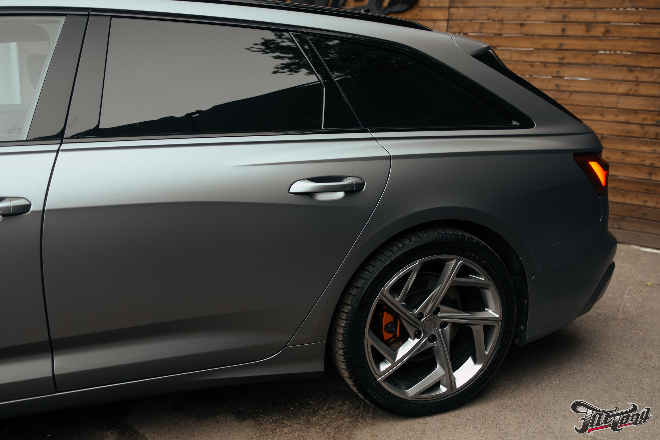 Audi A6 2 раза поменяла цвет, оклейка с проемами в зеленый и преклейка в серый. DeLorein