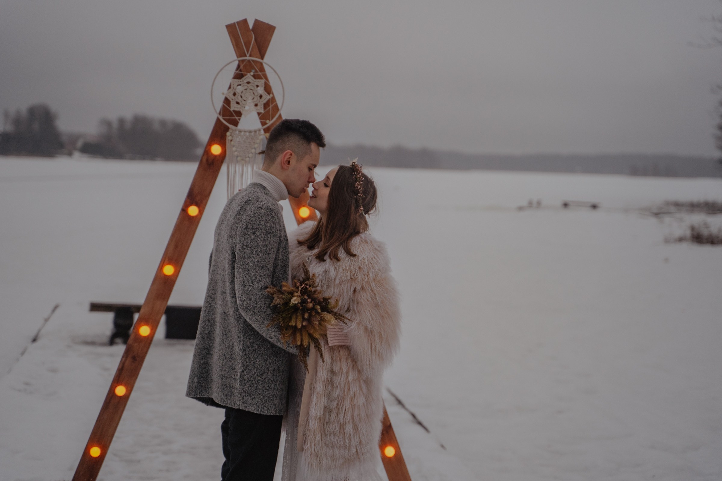 Зимняя свадебная фотосессия прогулка. Фотограф Екатерина в городе Новороссийск