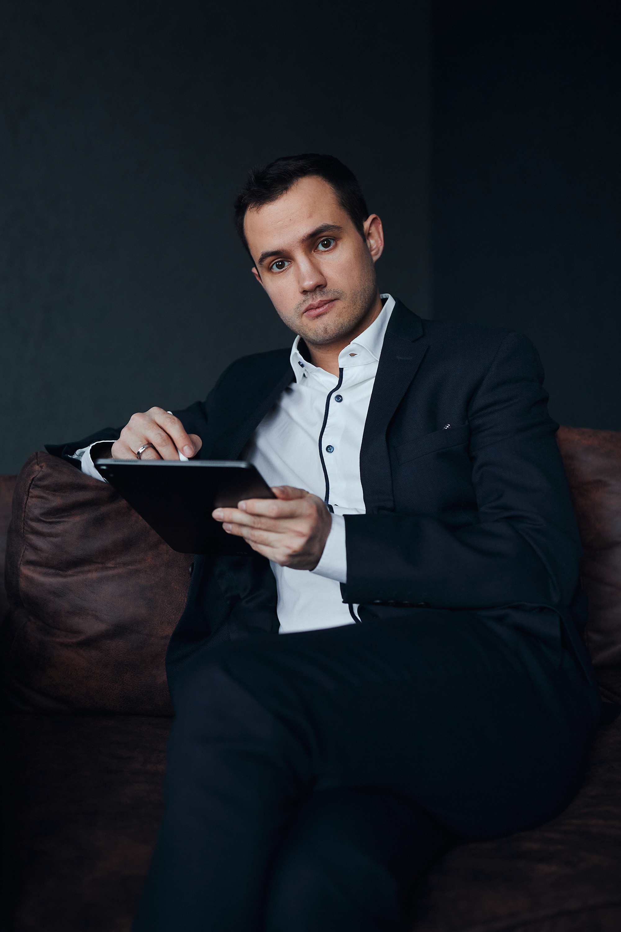 Деловой портрет сюдя на диване в костюме в студии Тюмень