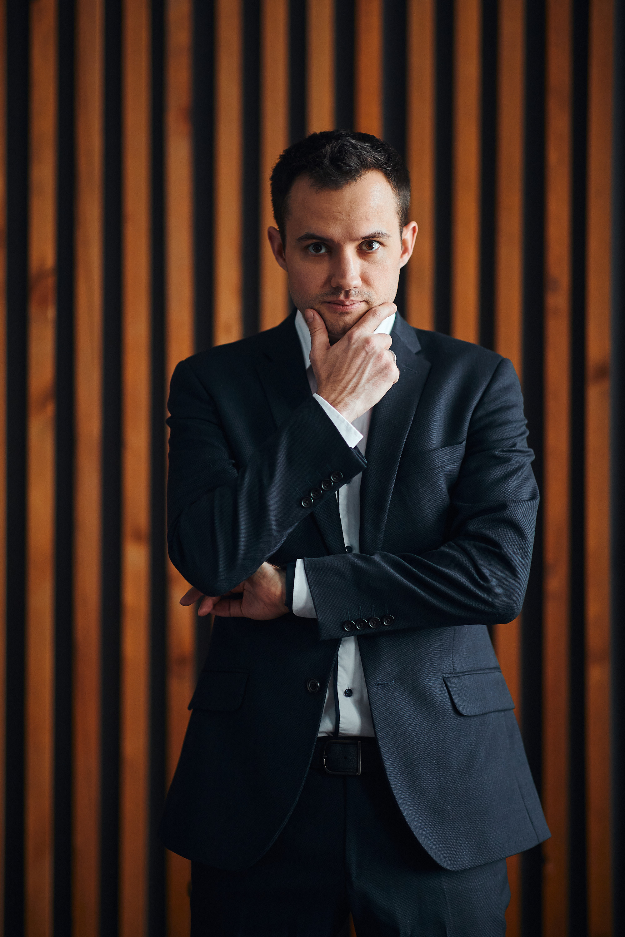 Деловой портрет задумчивый взгляд прямо в костюме