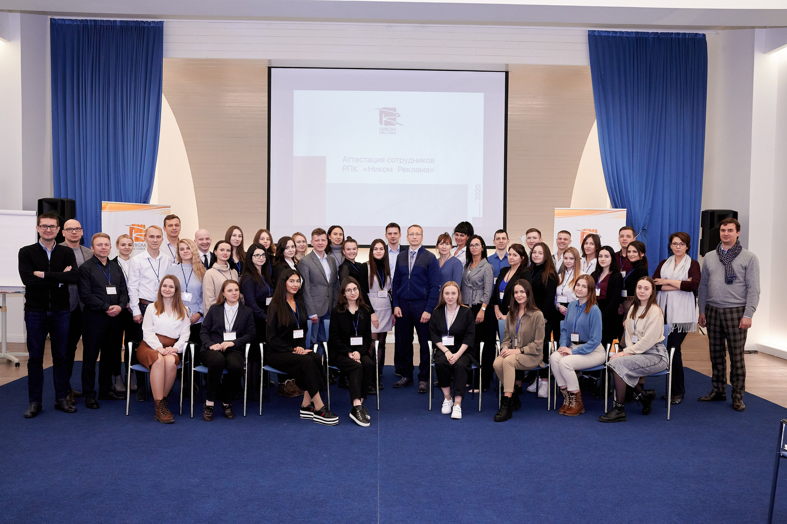 Фотограф на празднике момент вручения подарков сотрудникам