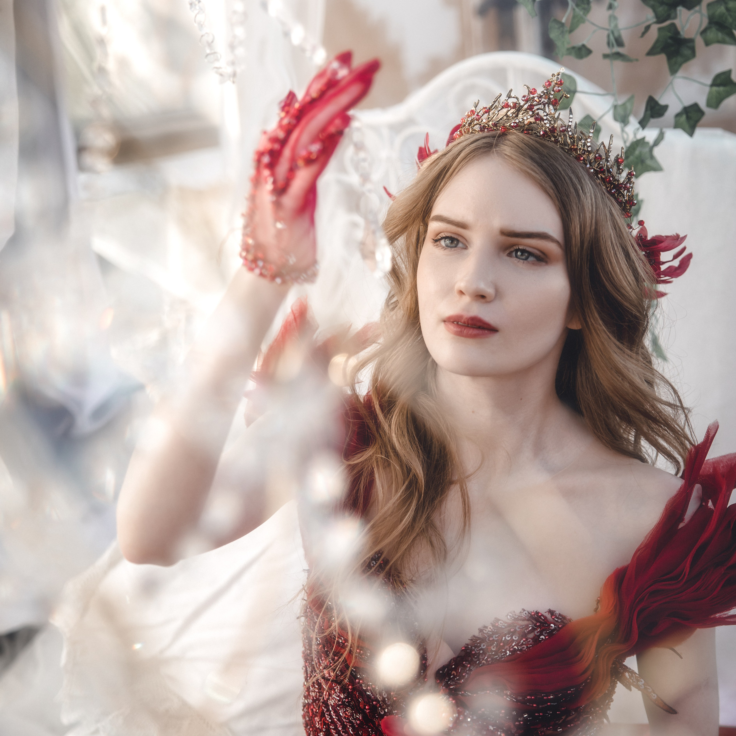 Сказочная фотосессия косплей арт красное платье девушка. Фотограф в Москве Мухина Ирина