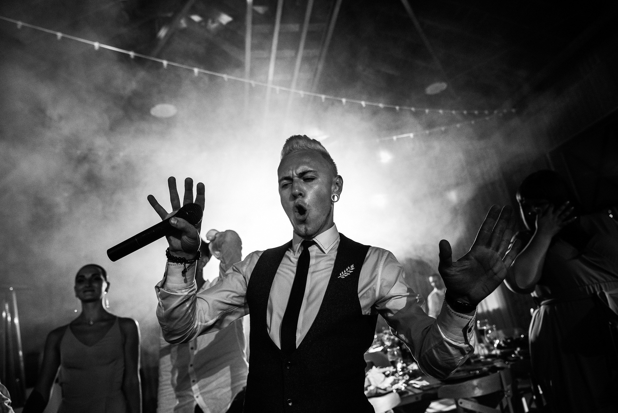 🌄 Демьян и Катя — свадьба в нацпарке "Столбы" | Веселый банкет и эпичные фото на скалах. 📸 Свадебный и семейный фотограф в Красноярске Тихомиров Евгений | 17 лет опыта | 800+ свадеб