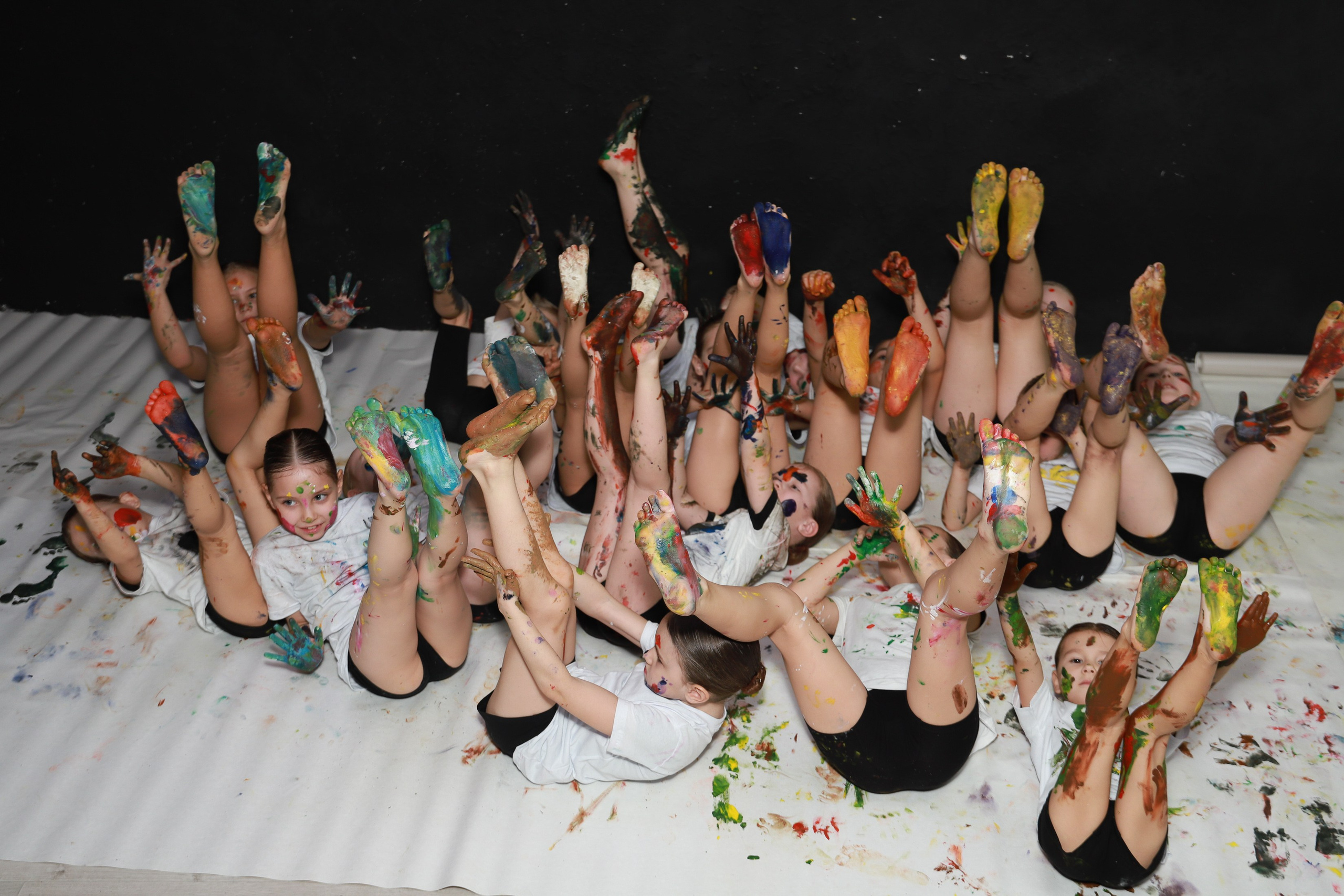 Младшие с красками. Фотограф Юлия Мальцева