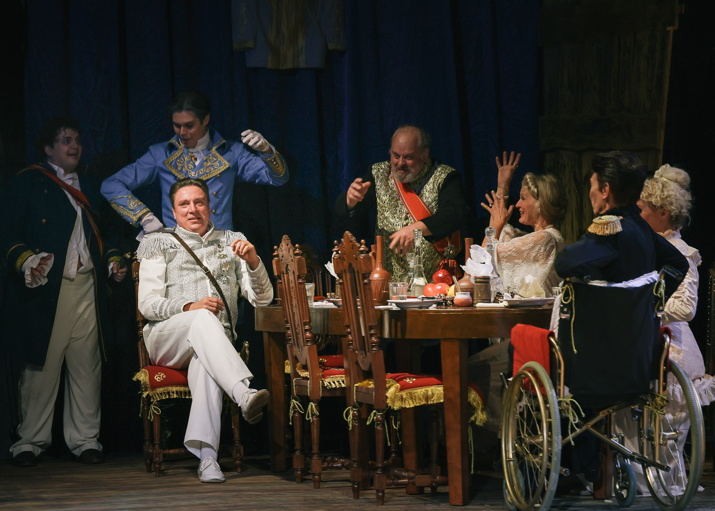 Весёлая женщина. Театр Эрмитаж. Репортажный, архитектурный, театральный и файн-арт фотограф Лена Мельникова в Москве