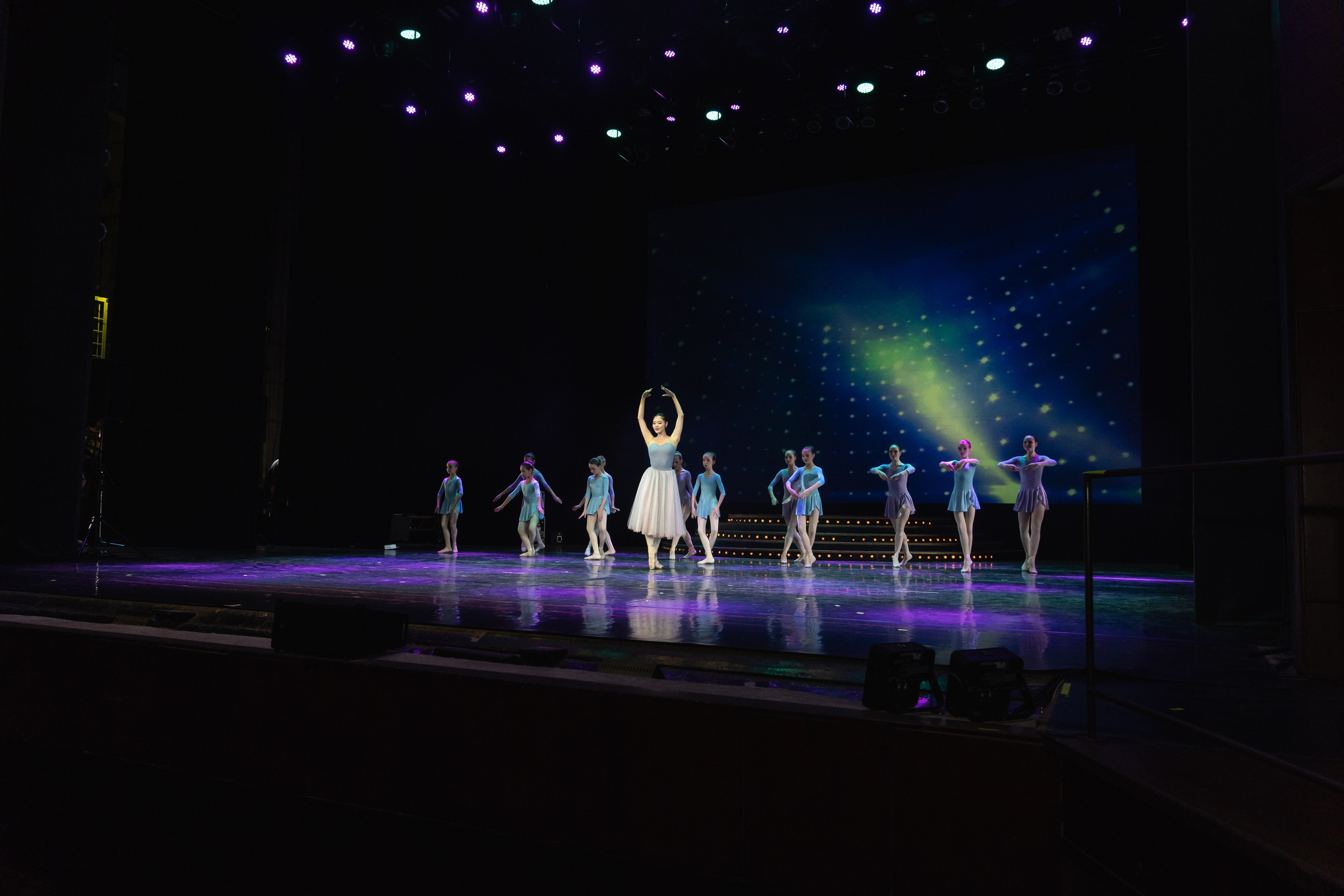 Музыкальный театр. Занимаюсь профессиональной фотографией и живу рядом с Байкалом. Работаю в разных жанрах