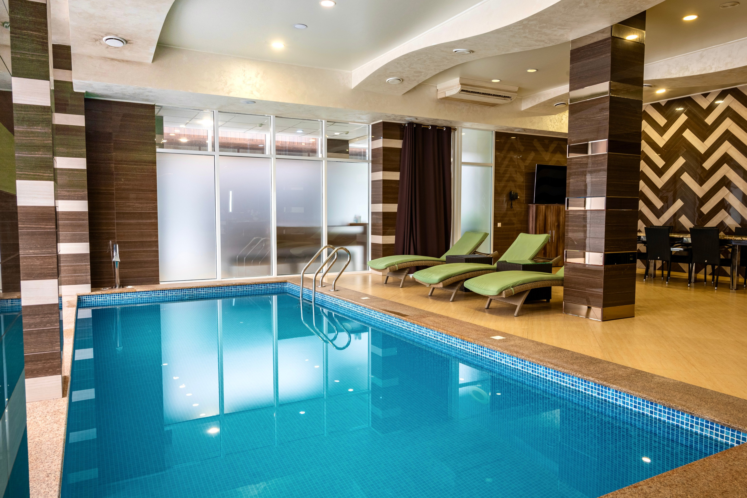 Интерьер. Отель бассейн и ресторан. Предметный фотограф, фото для маркетплейсов Пятигорск, КМВ