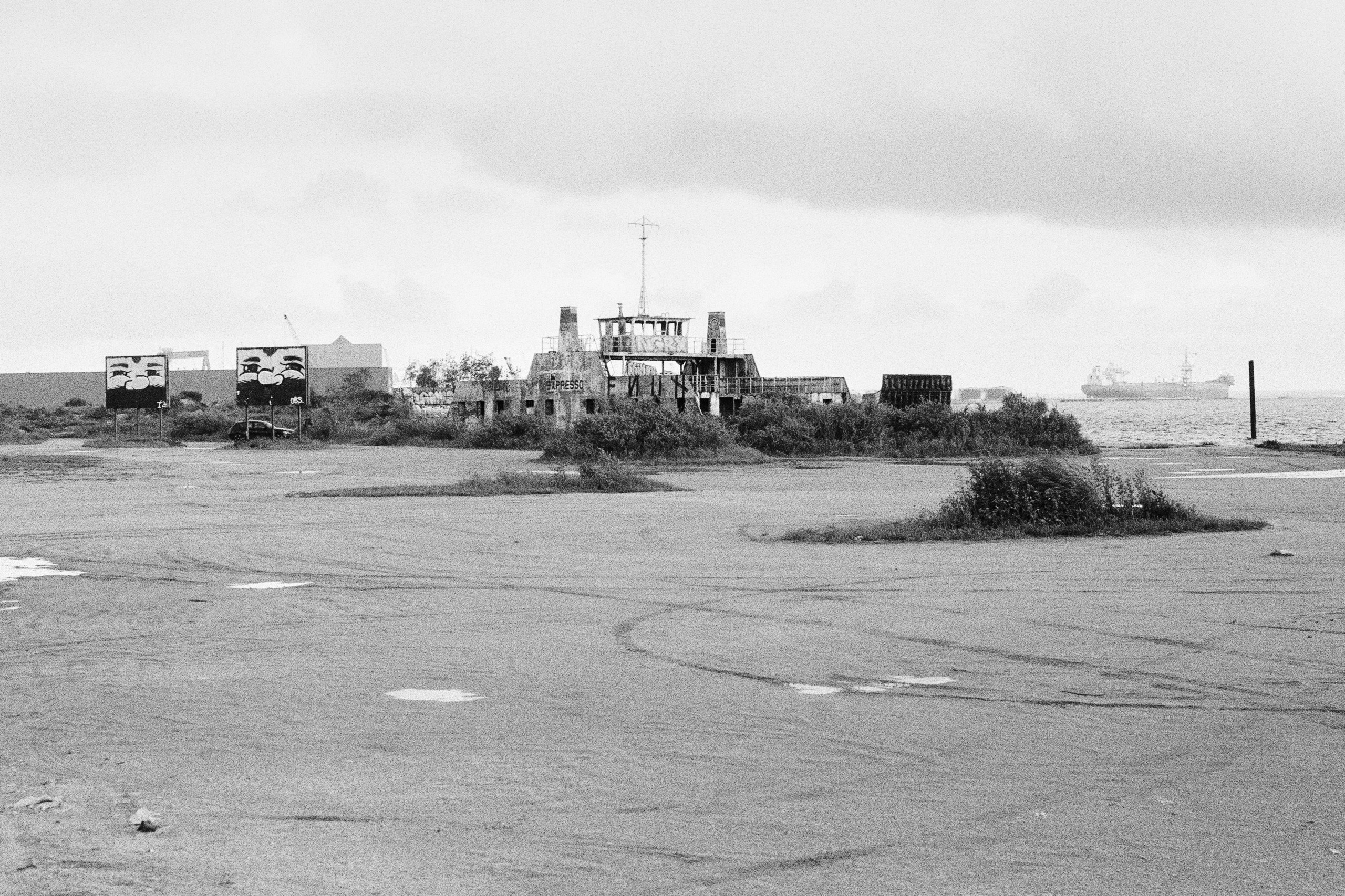 Заброшенные паромы снятые на черно-белую пленку