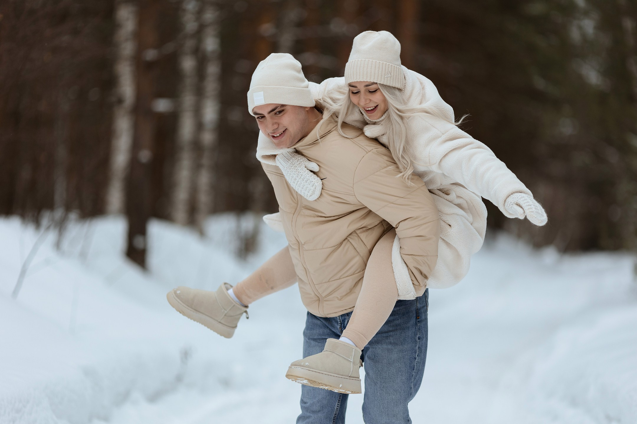  Влюбленные лепят снеговика в заснеженном парке Ярославля  
