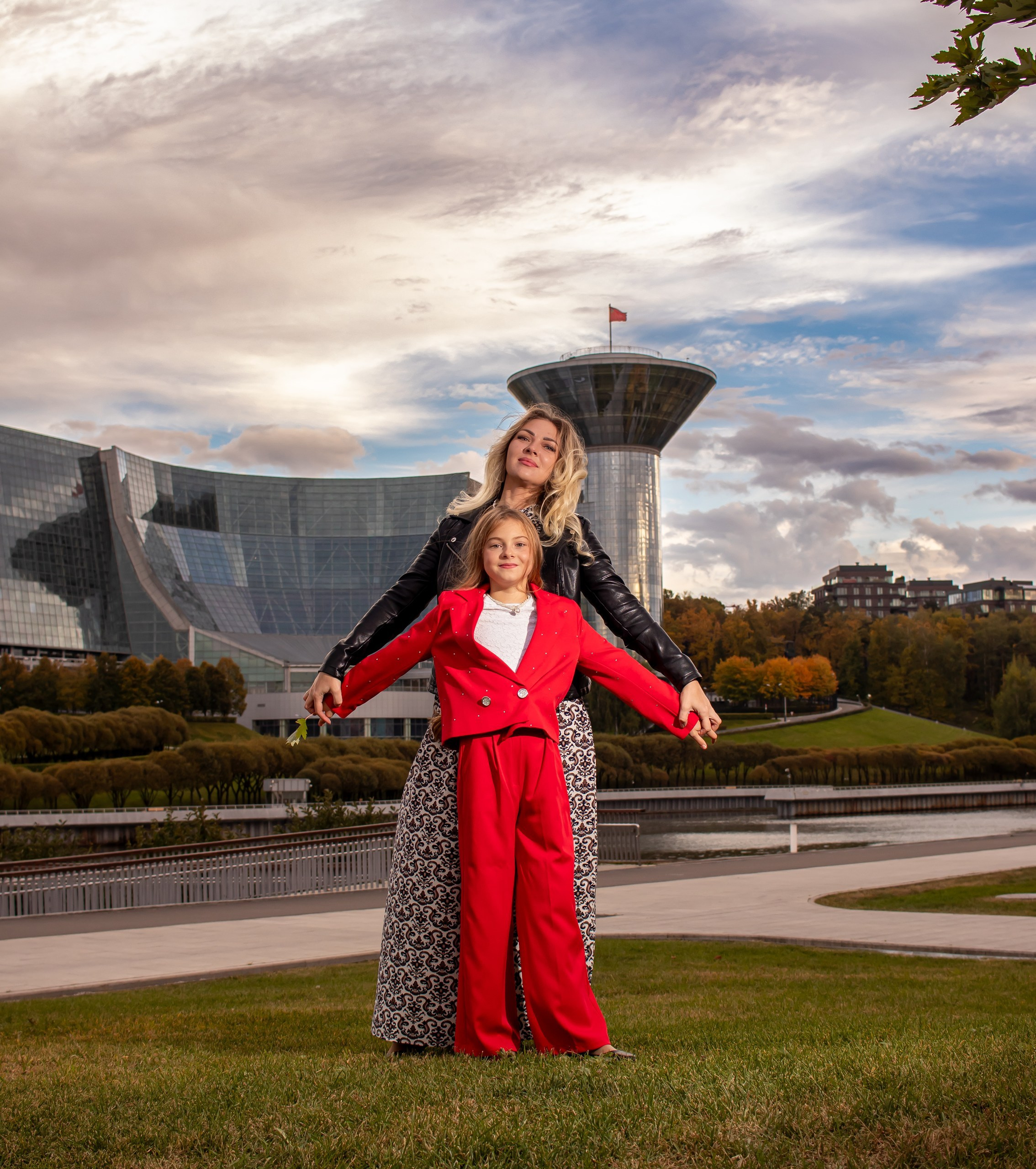 Девочка и мама у воды в осеннем парке — фотограф Карасёва Елена