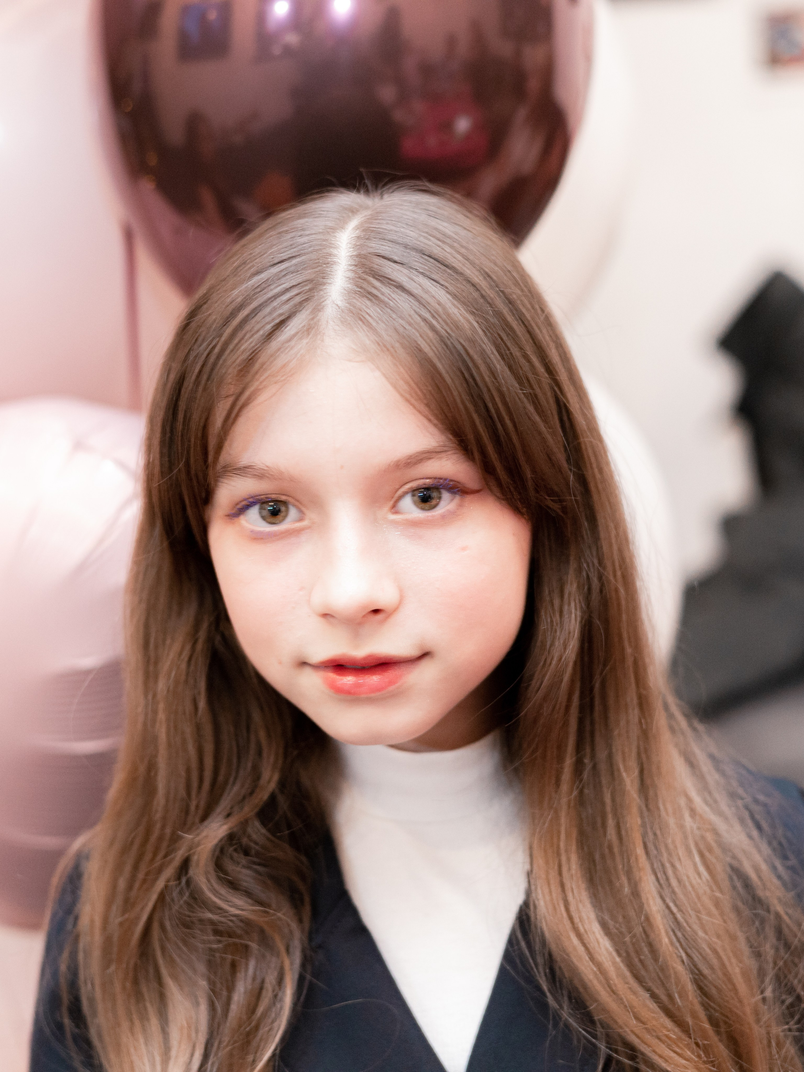 Макияж в стиле Clean girl демонстрирует девочка-подросток после макстер-класс: максимально натуральные краски, нежные линии