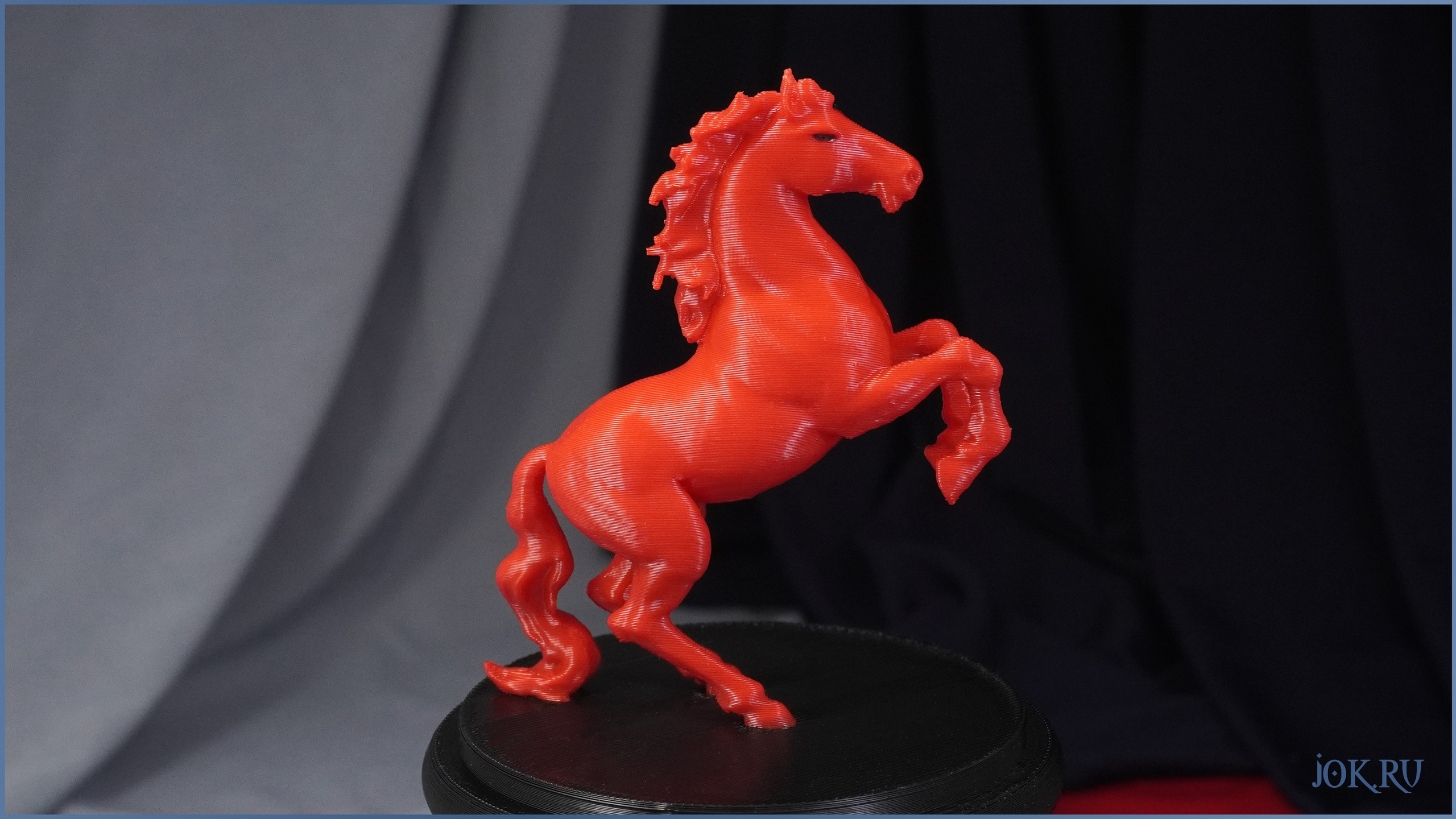 Красная лошадь — декоративный элемент для новогоднего интерьера, сочетает эстетику и традиционную символику.