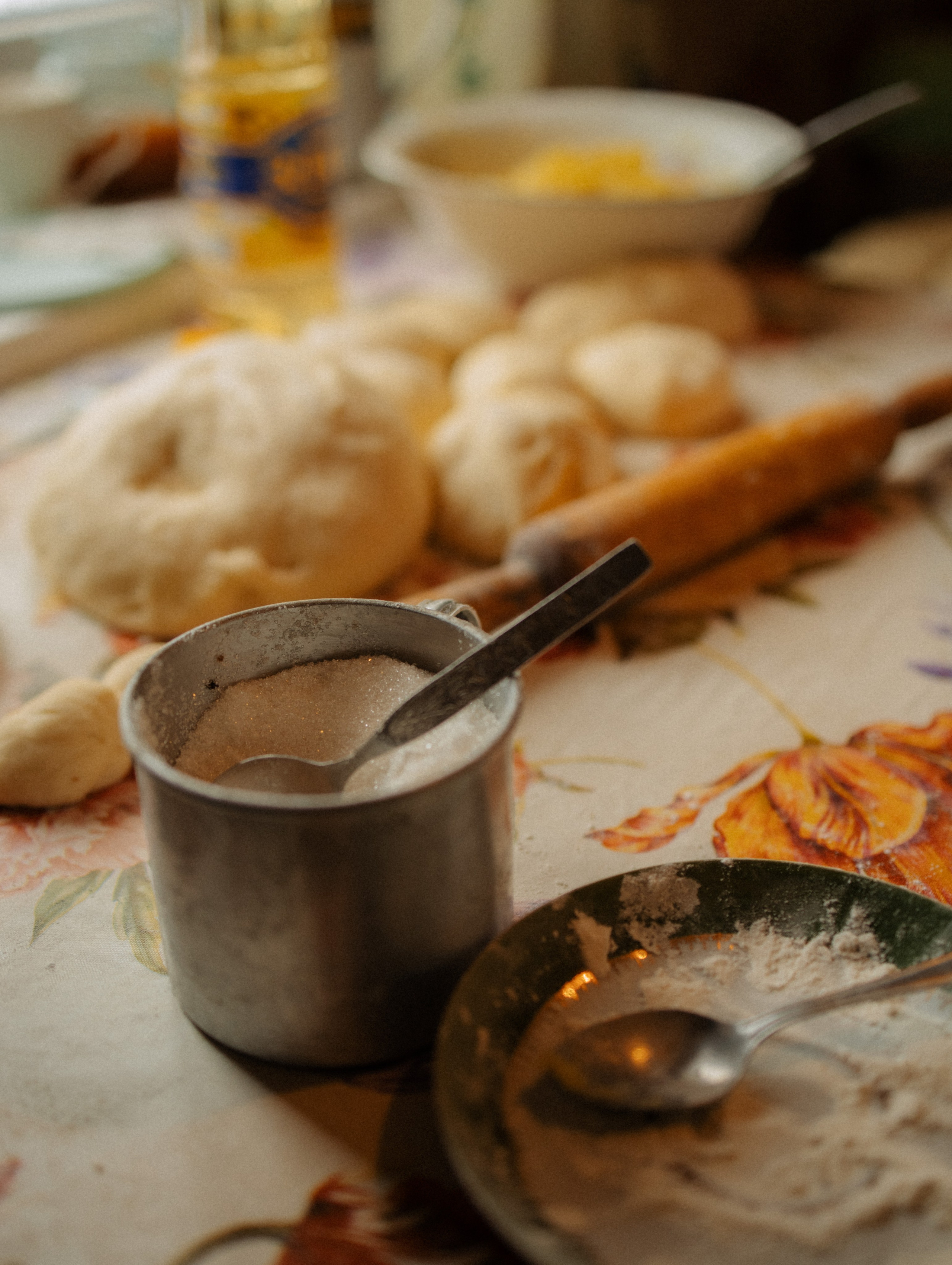 Деревенская кухня, атрибутика, тесто, скалка, сахар