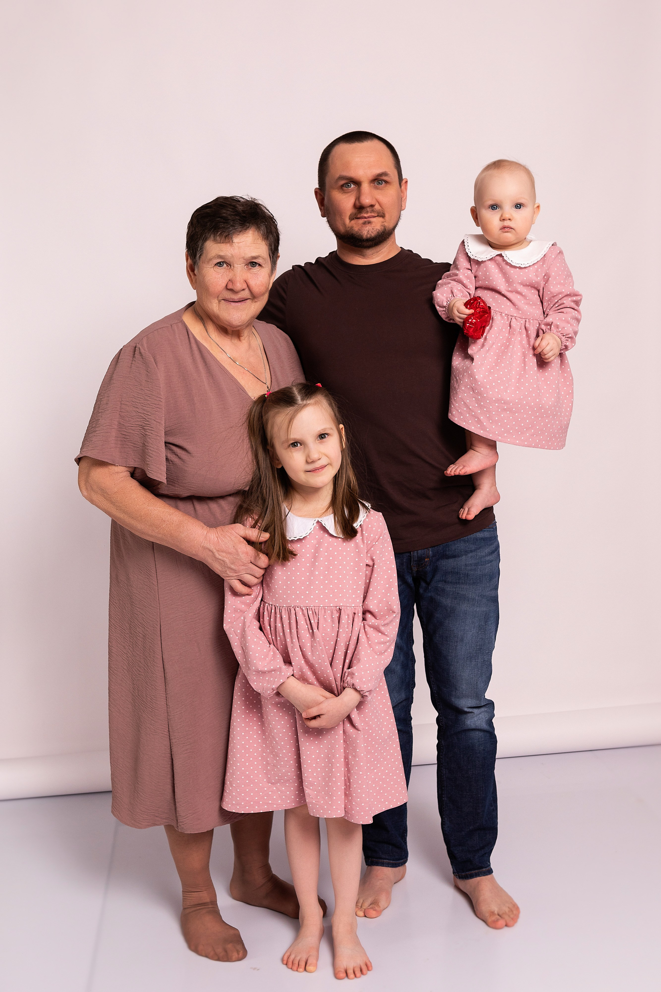 На белом фоне. ФОТОГРАФ НА ГОДИК, БЕРЕМЕННОСТИ, НОВОРОЖДЕННЫХ, КРЕЩЕНИЯ МОСКВА