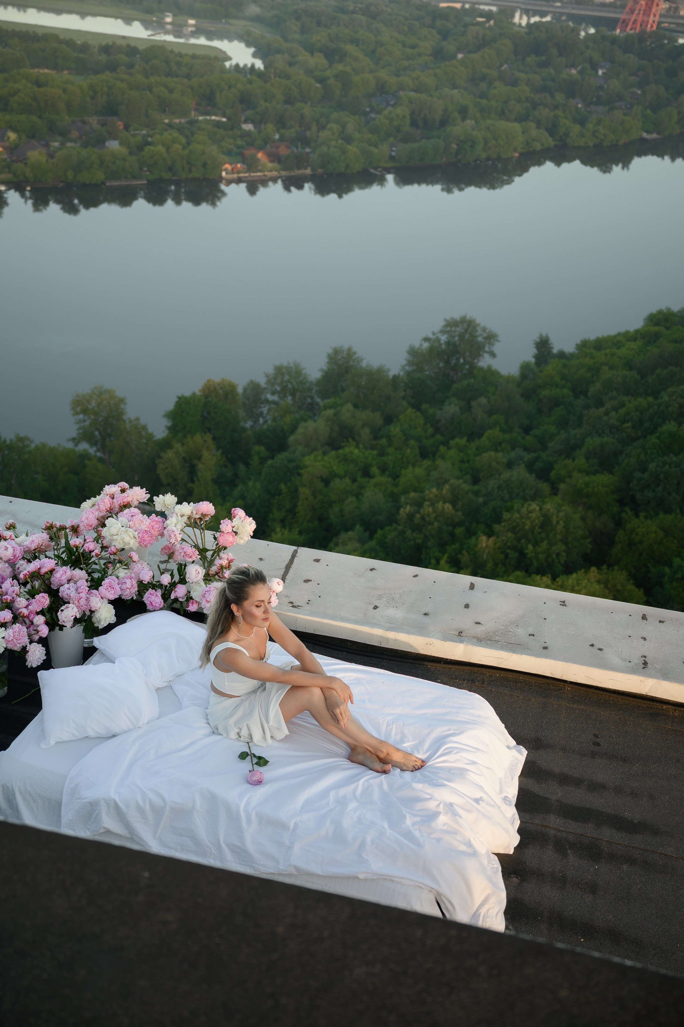 Анастасия. съёмка на крыше с пионами. Semerlina.ru