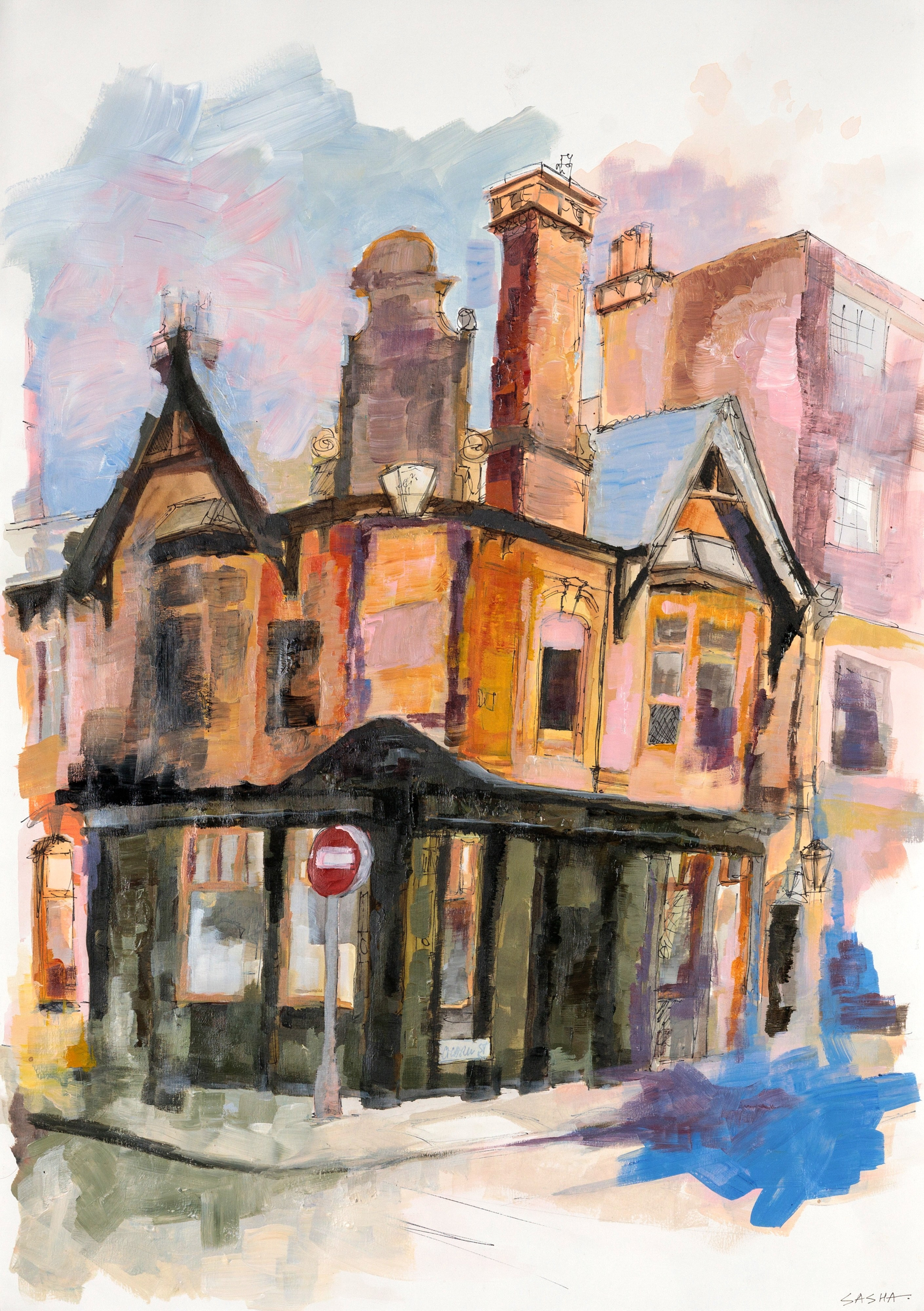 Угловое здание с архитектурными деталями и табличкой