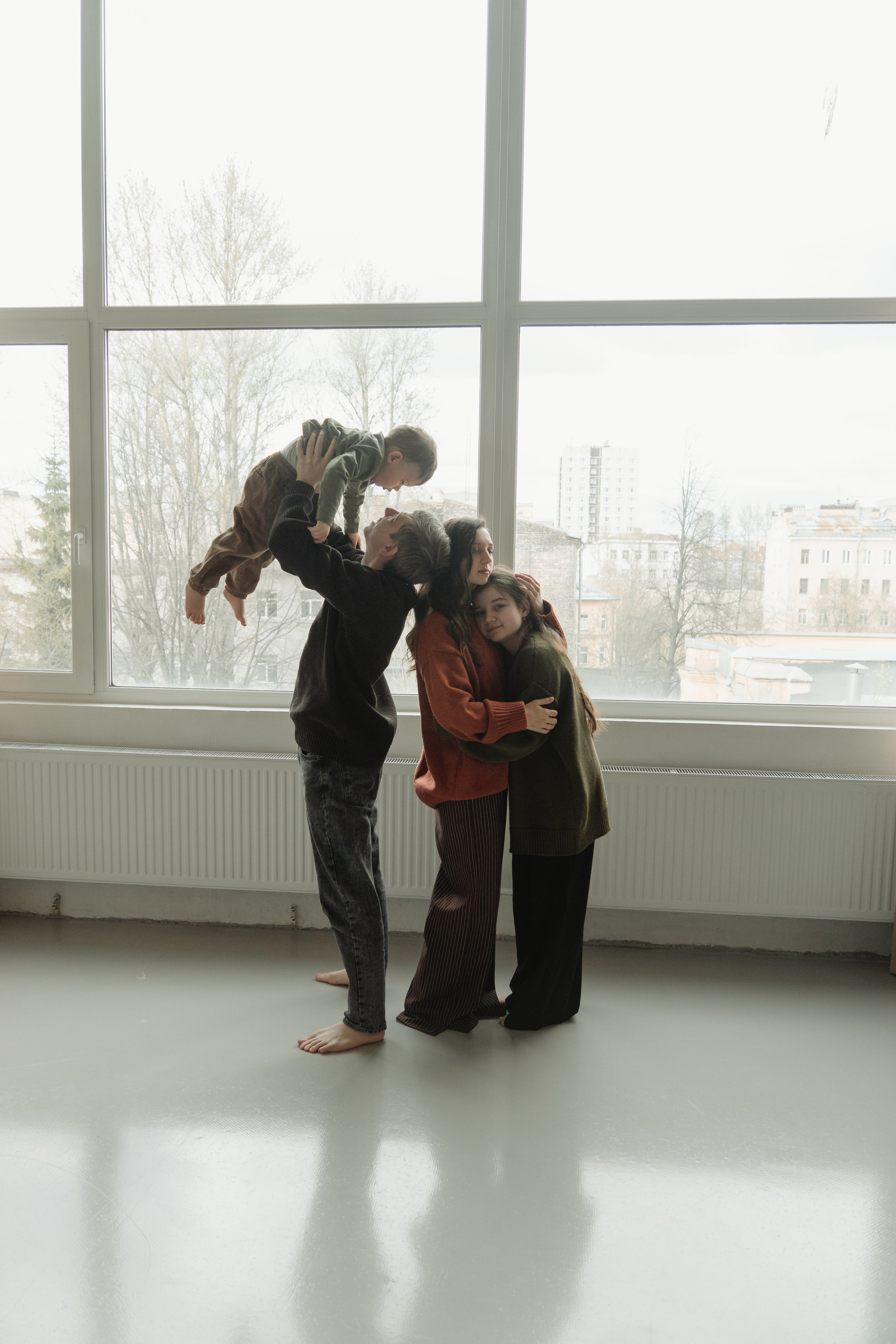 Семейная история в минималистичной студии. Портретный и семейный фотограф в Санкт-Петербурге Чугунова Анастасия