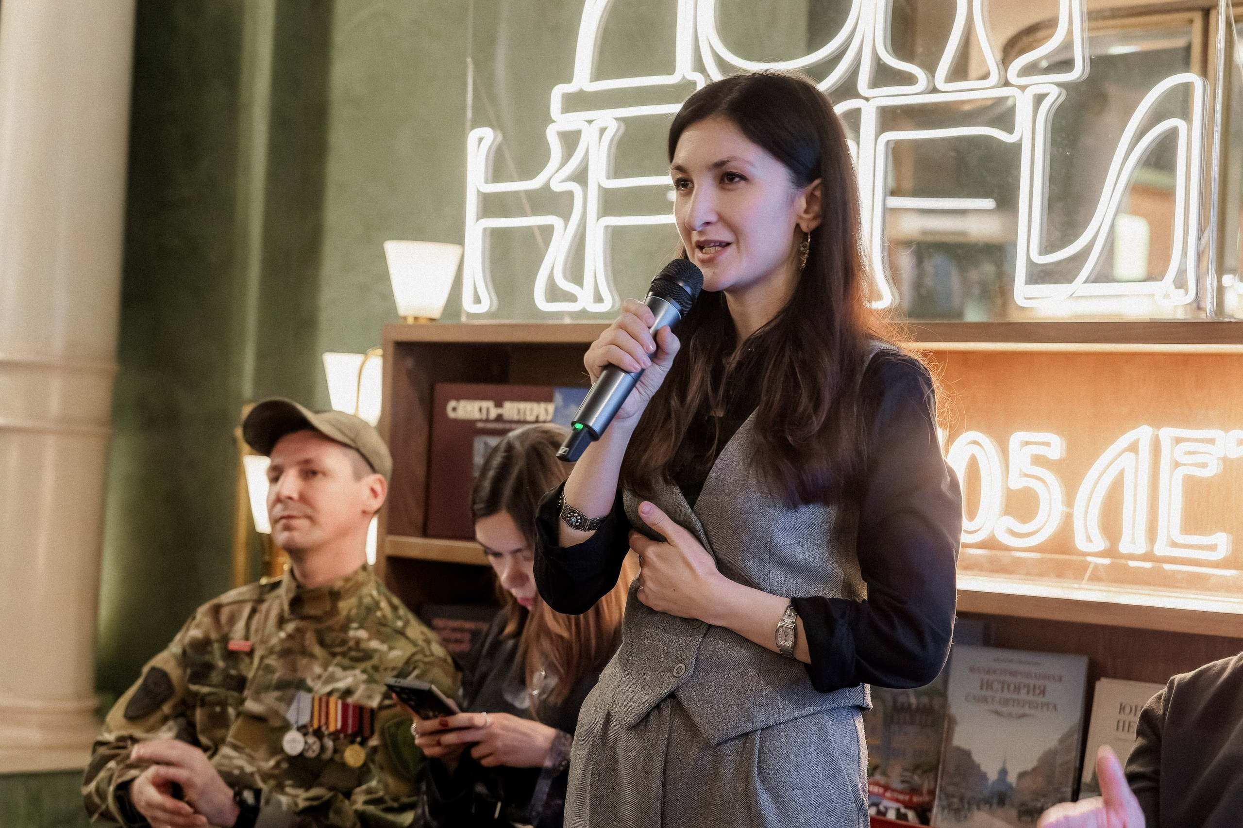 Фоторепортаж с презентации книги «ПоэZия русской зимы» в Доме книги. Репортажный фотограф Москва Сергей Мирошников