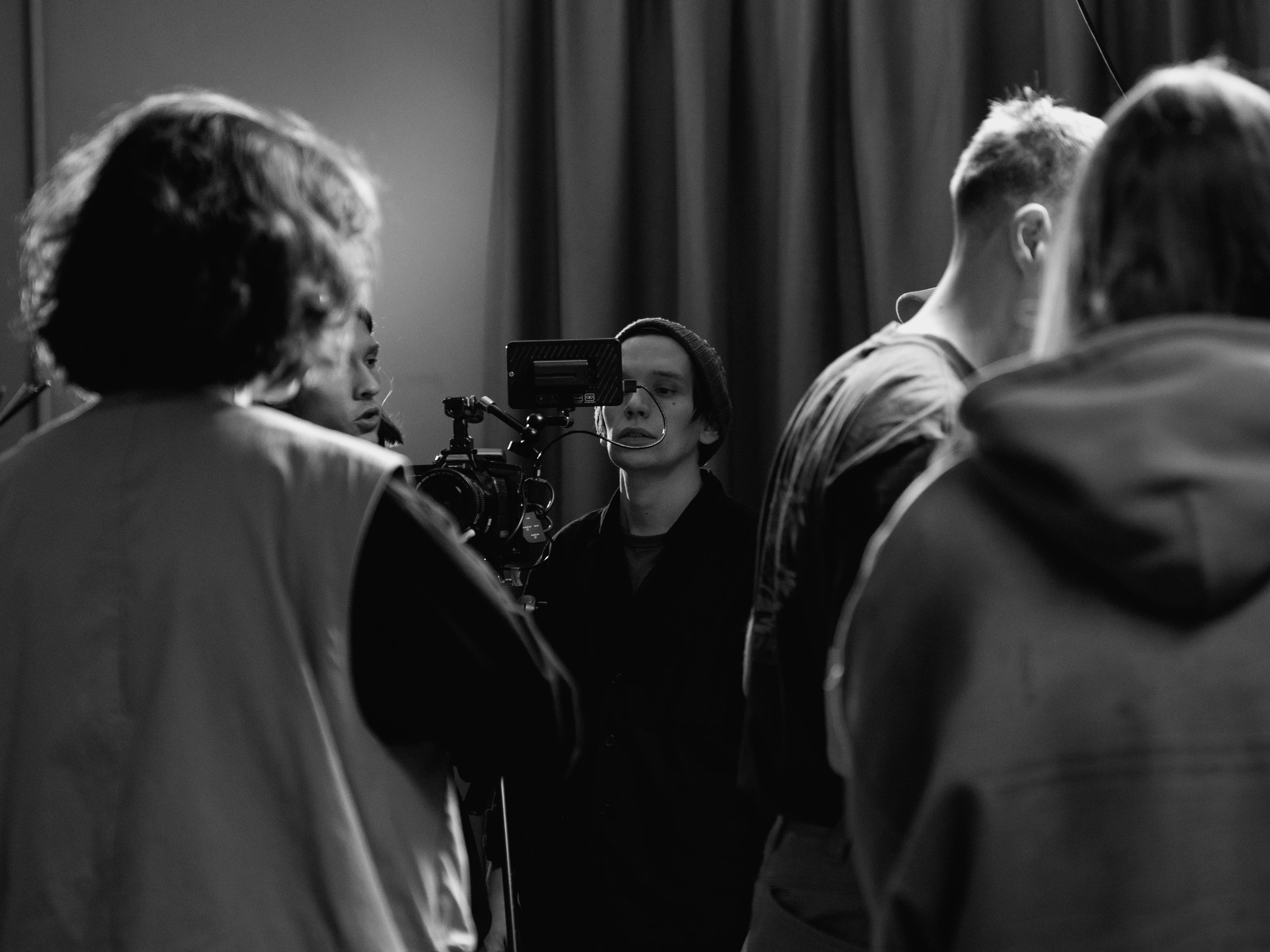 BACKSTAGE. V