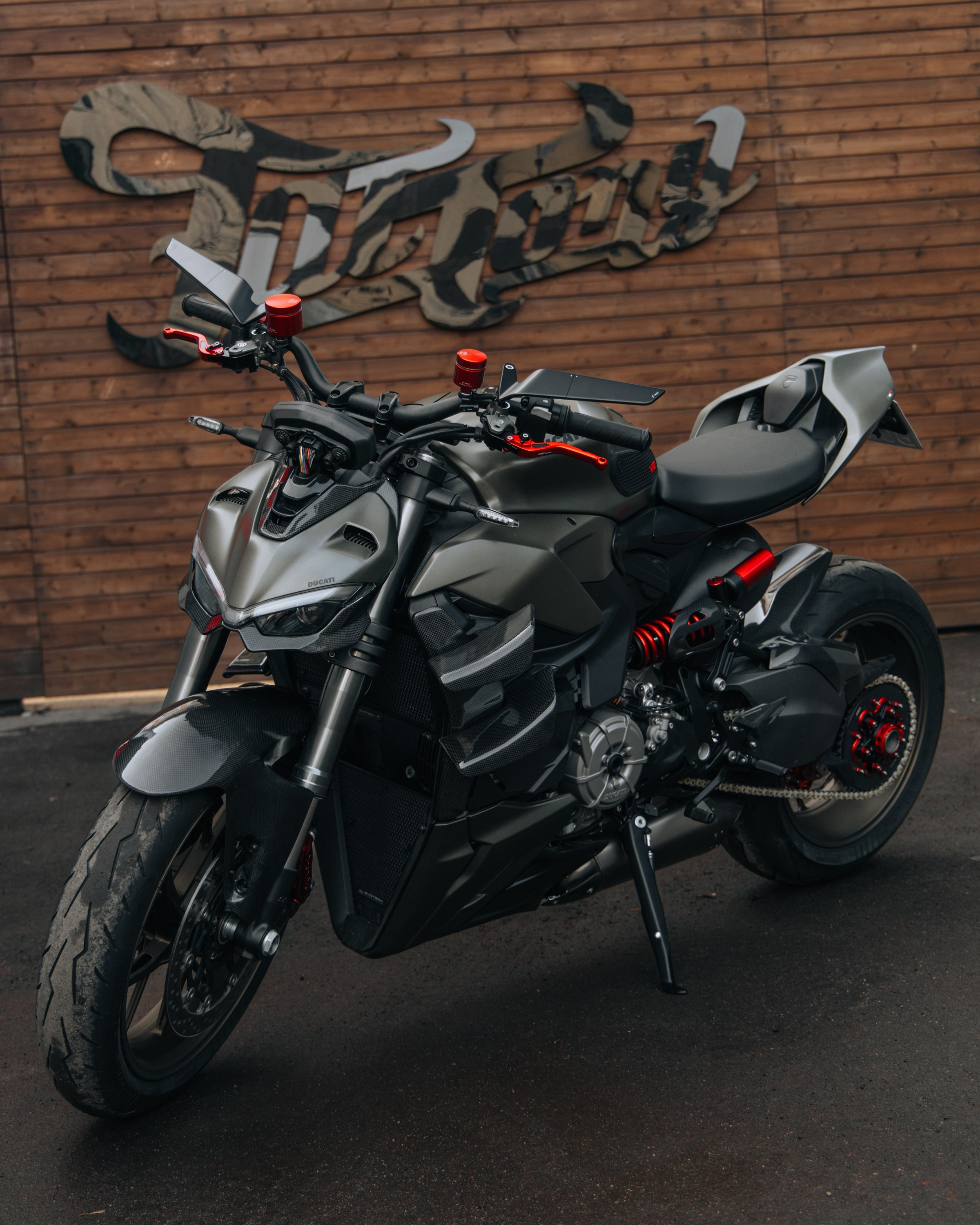 Ducati Streetfighter V2 окрас деталей в красный кэнди и черный мат. DeLorein