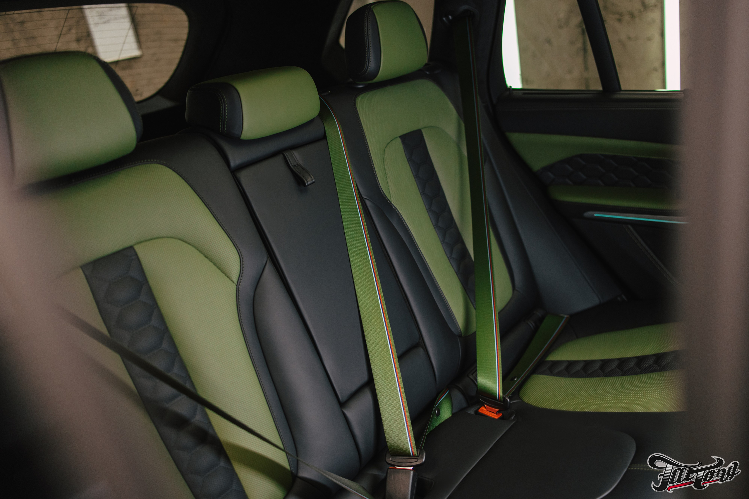 BMW X5M пошив салона в зеленую кожу. DeLorein
