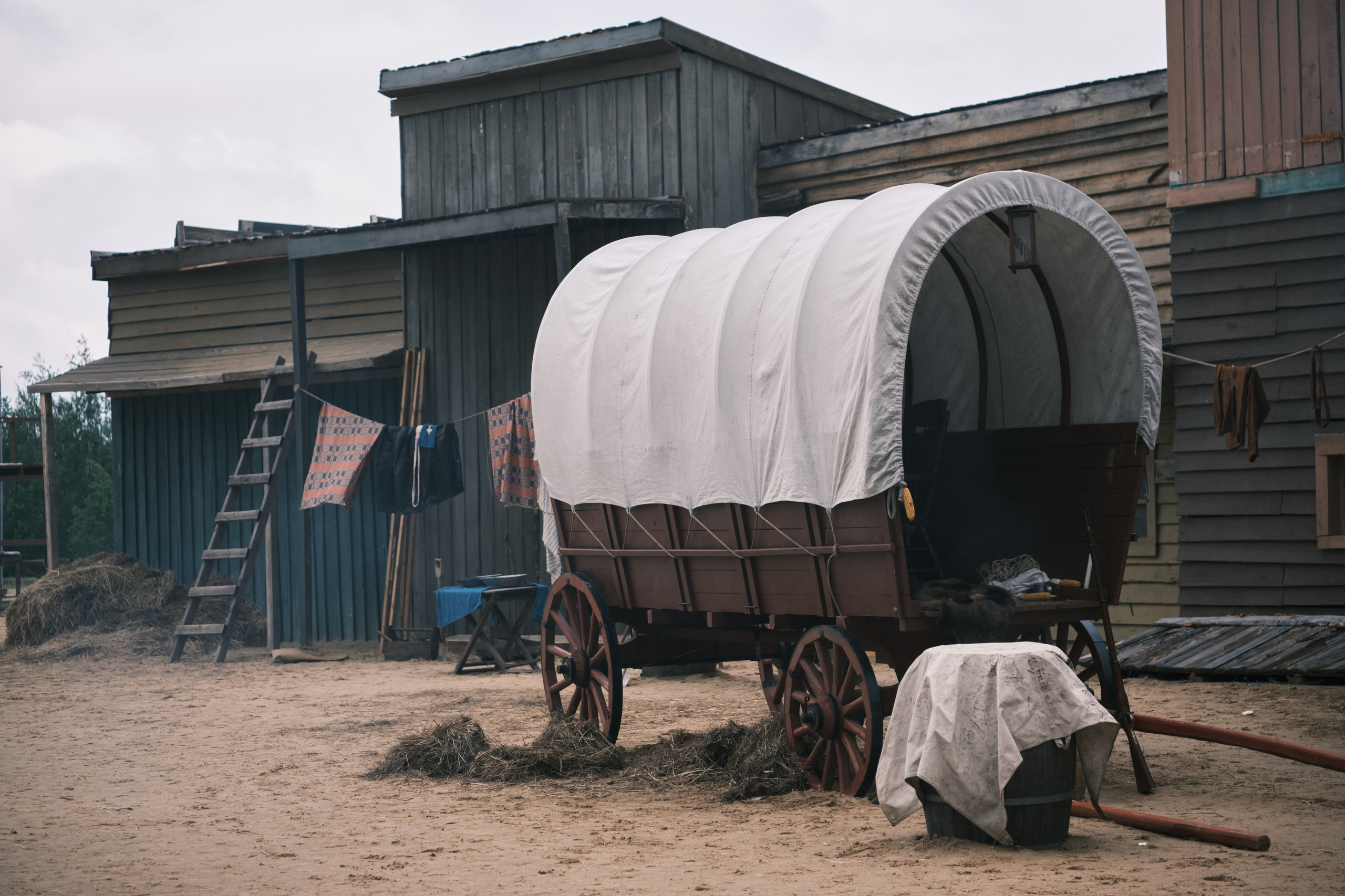 Повозка на фоне ковбойского городка