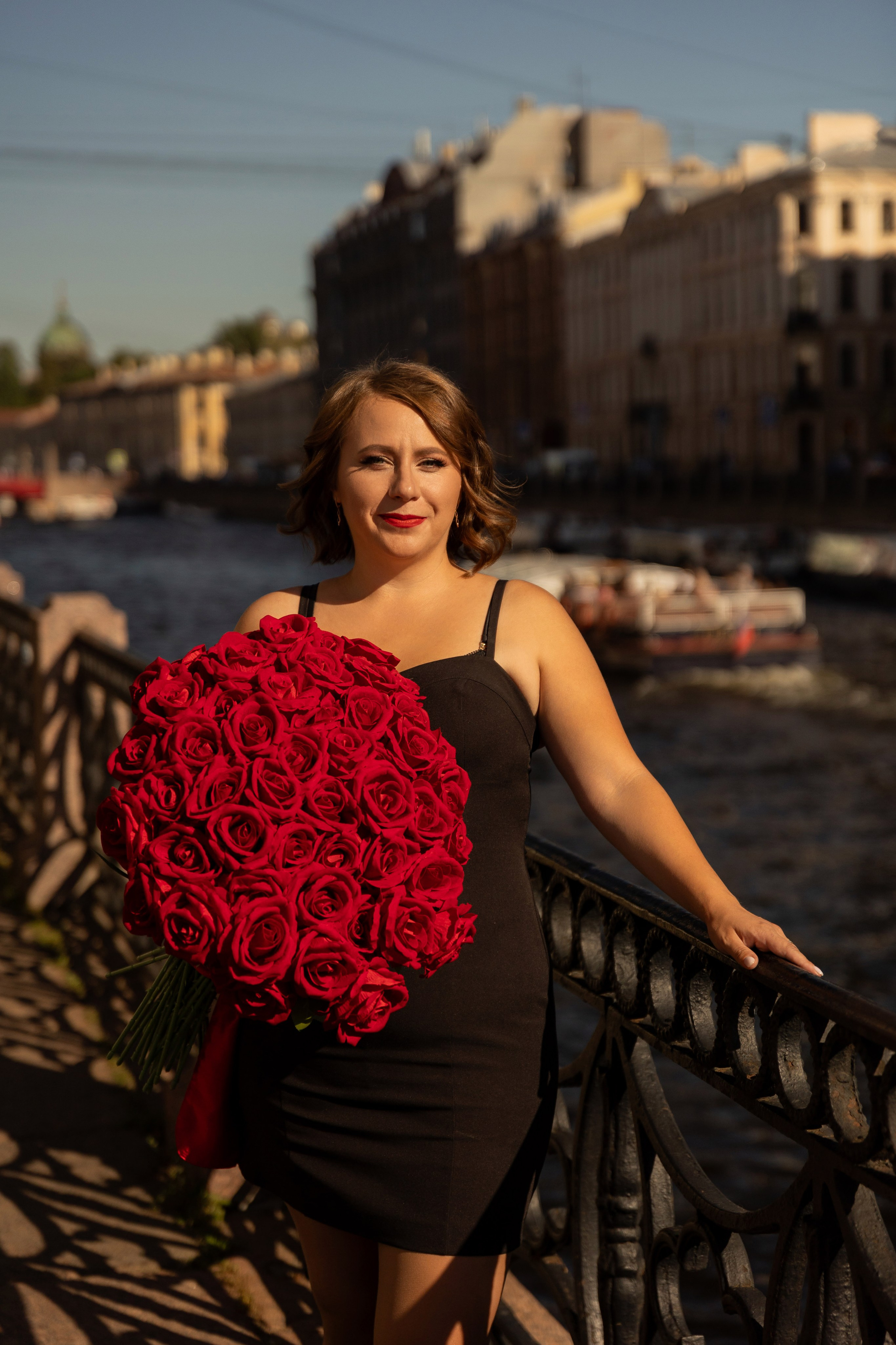 Фотопрогулка в центре с букетом красных роз. Семейный и свадебный фотограф в Санкт-Петербурге Татьяна Швыкова