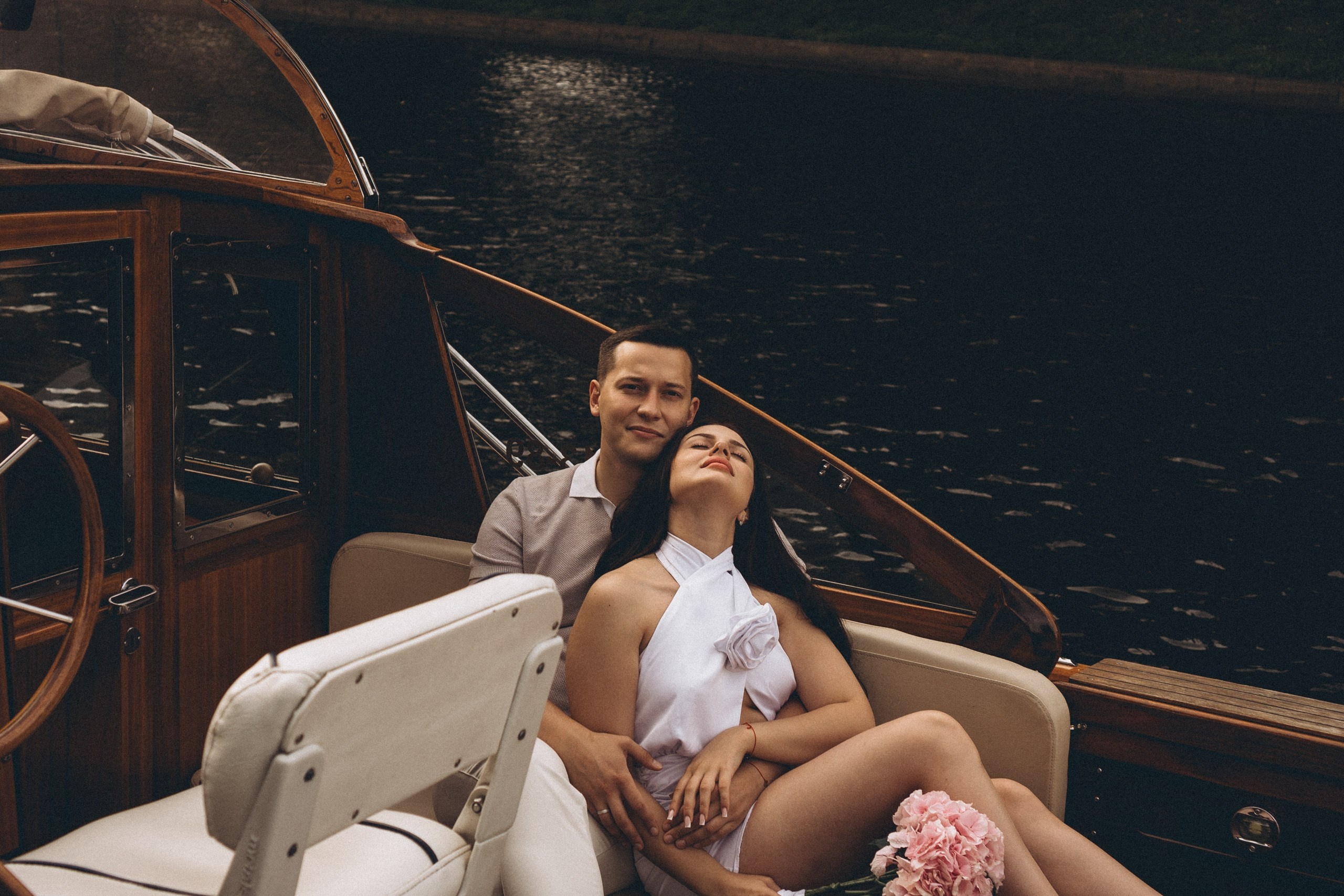 СВАДЕНБНАЯ СЬЕМКА НА КАТЕРЕ ПО КАНАЛАМ САНКТ-ПЕТЕРБУРГА И В АКВАТОРИИ НЕВЫ. Профессиональный фотограф, Санкт-Петербург — Виктория Богомолова
