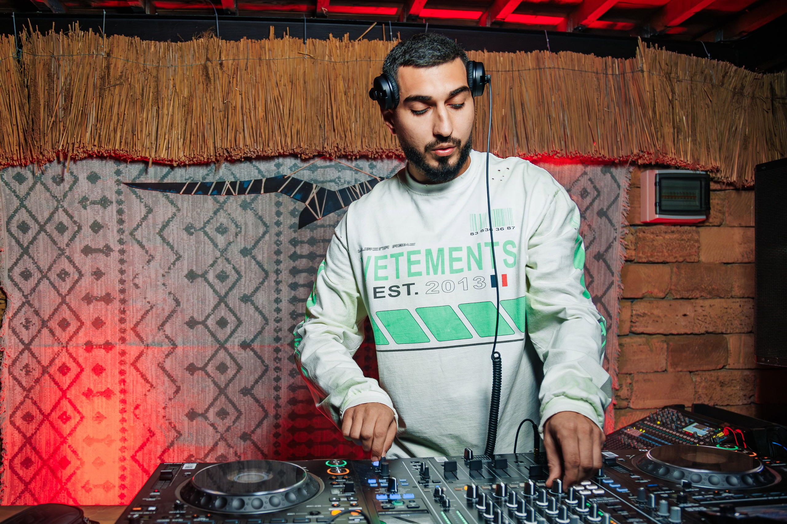 «МИША МАРВИН"_Чайка на пляже_Ялта_14.06.2025. Аминов Руслан | Фотограф