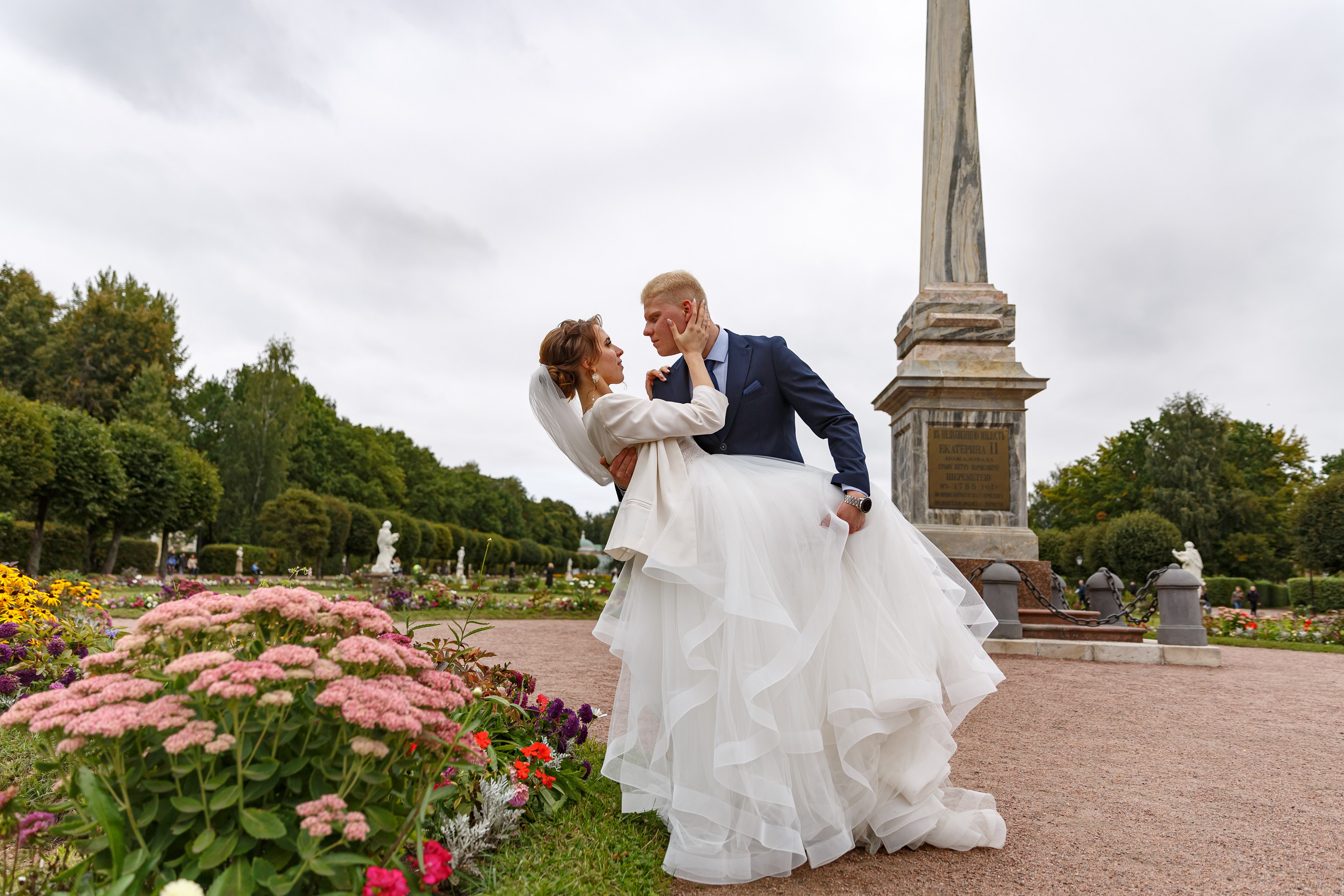Свадебная фотосессия в усадьбе Кусково. Свадебный фотограф Москва и МО Сергей Киржаев