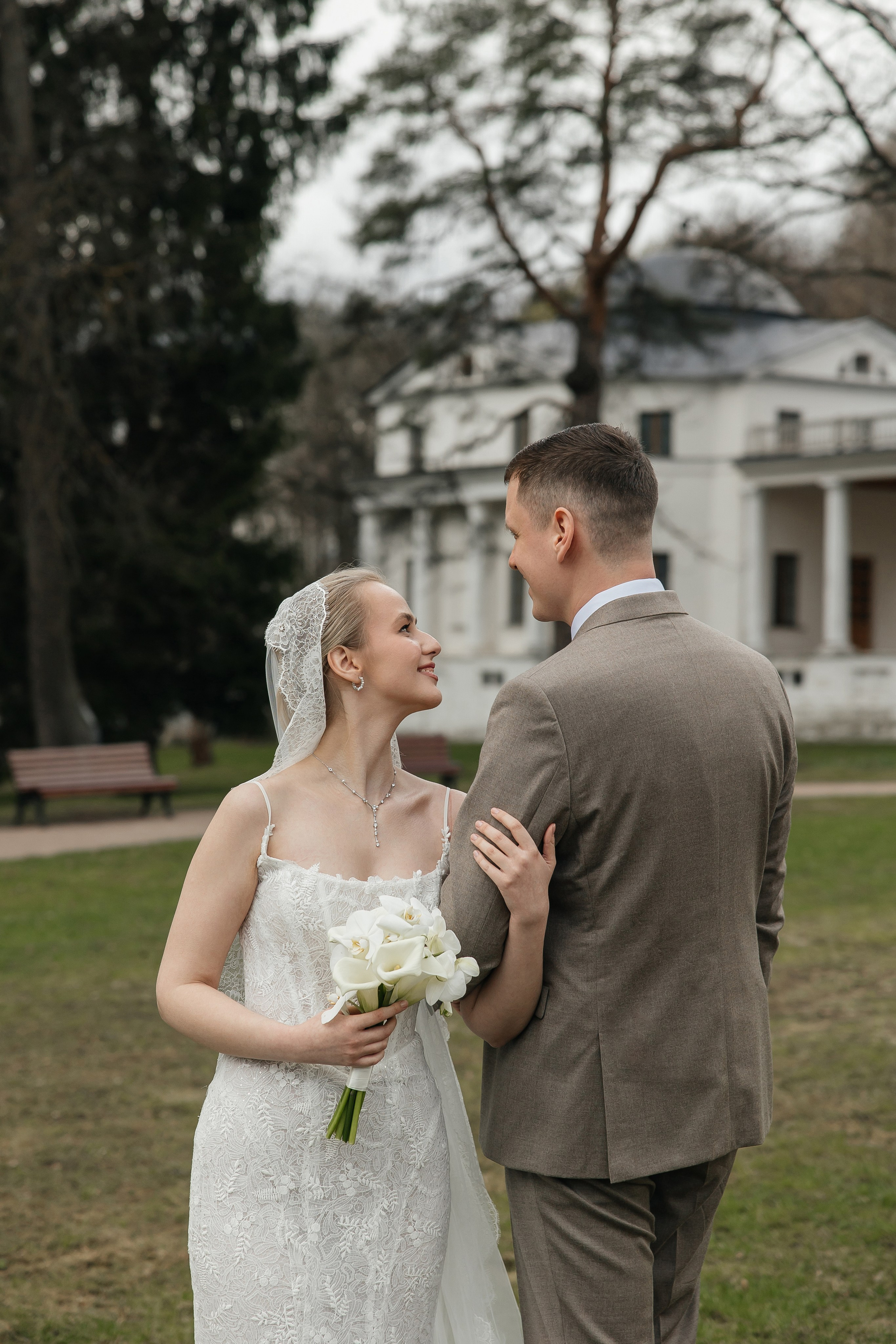 Свадебная фотосессия в Усадьбе Остафьево. Свадебный фотограф в Москве Дарья Олендарёва
