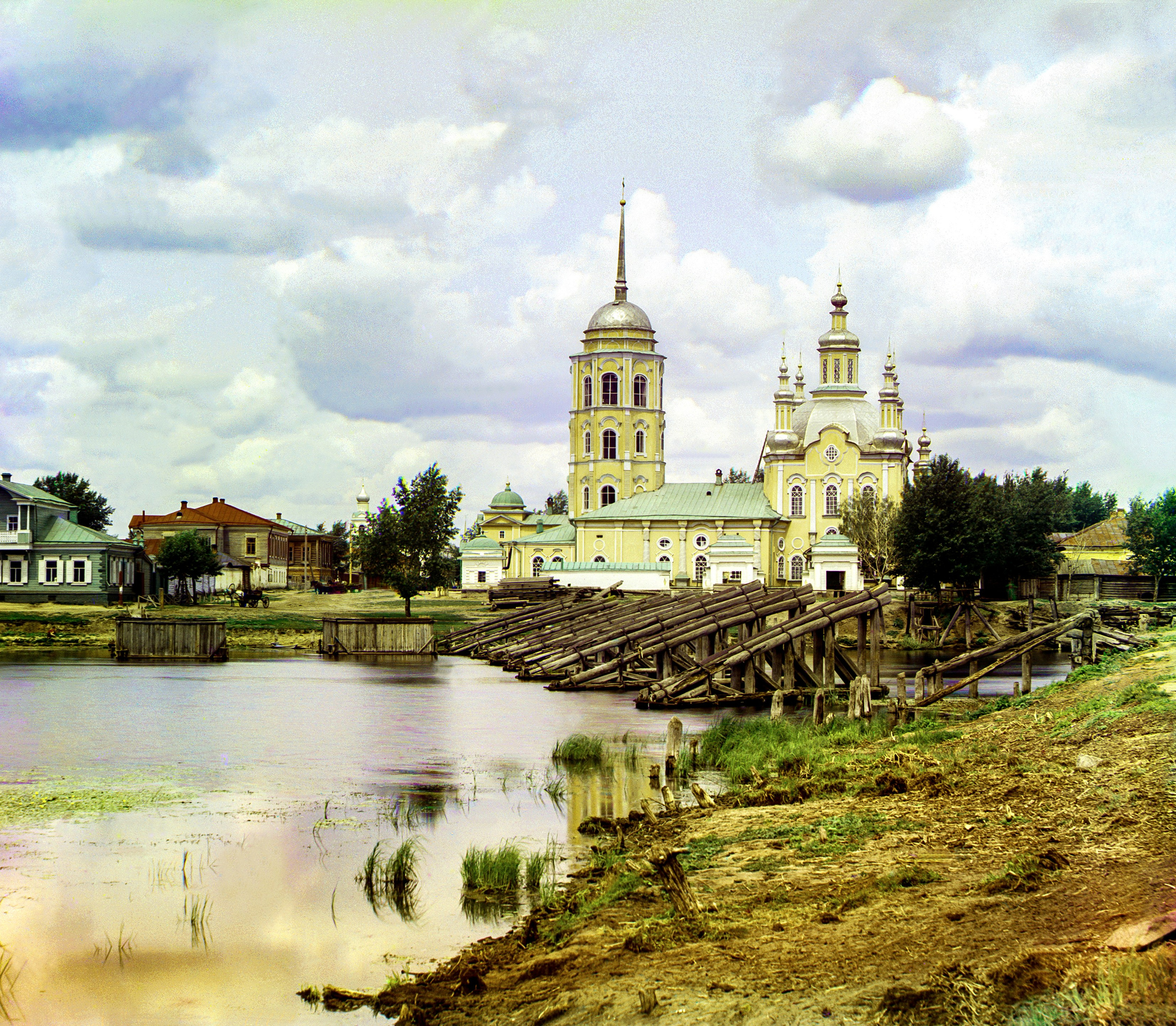 Фотография, сделанная в 1912 году Сергеем Михайловичем Прокудиным-Горским. Это русский фотограф, химик (ученик Дмитрия Менделеева), изобретатель, издатель, педагог и общественный деятель, член Императорского Русского географического, Императорского Русского технического и Русского фотографического обществ. Внёс значительный вклад в развитие фотографии и кинематографии. Пионер цветной фотографии в России, создатель «Коллекции достопримечательностей Российской империи».