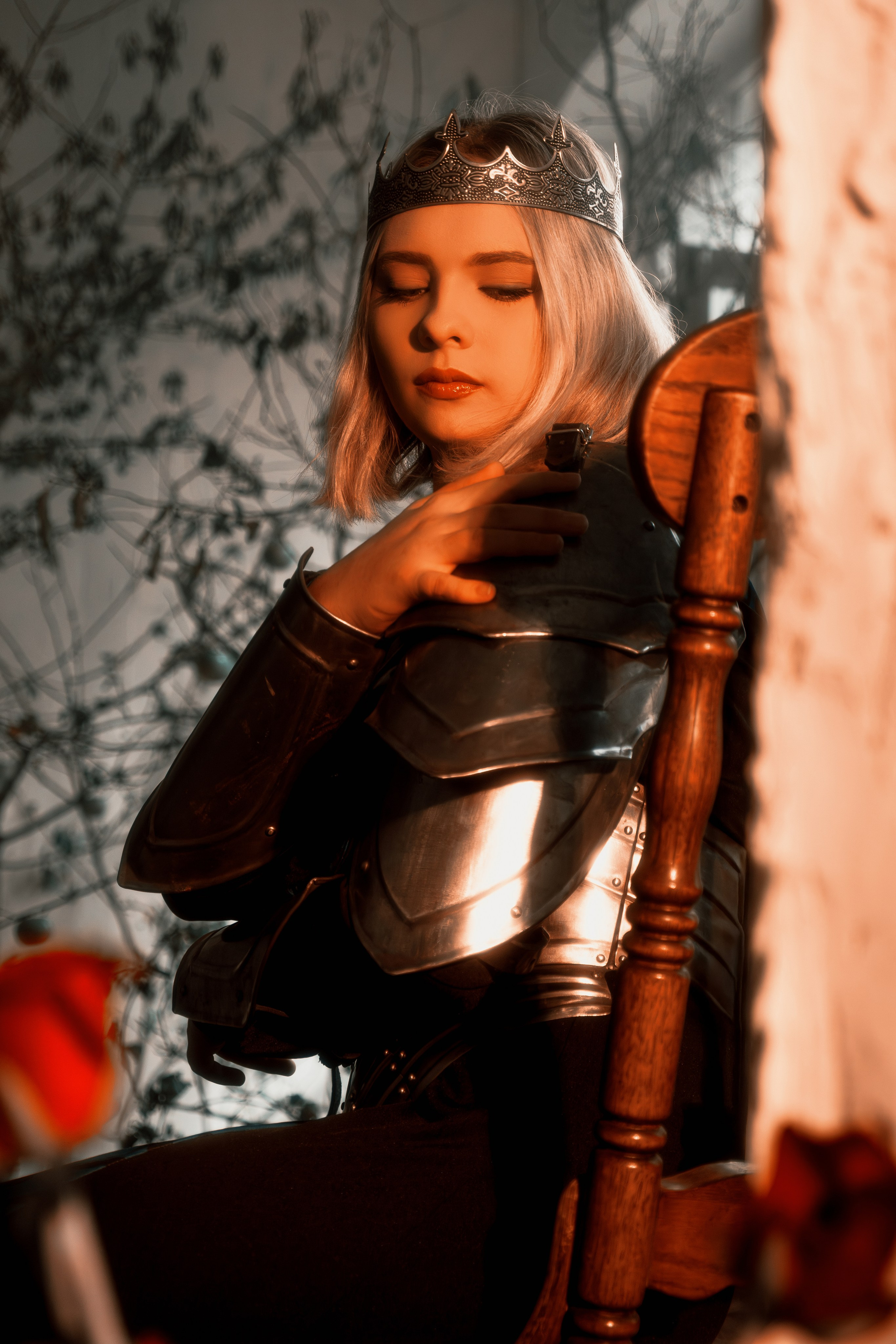 Изысканная съемка девушки в средневековых доспехах с акцентом на детали. Тщательная работа с освещением раскрывает красоту металла.