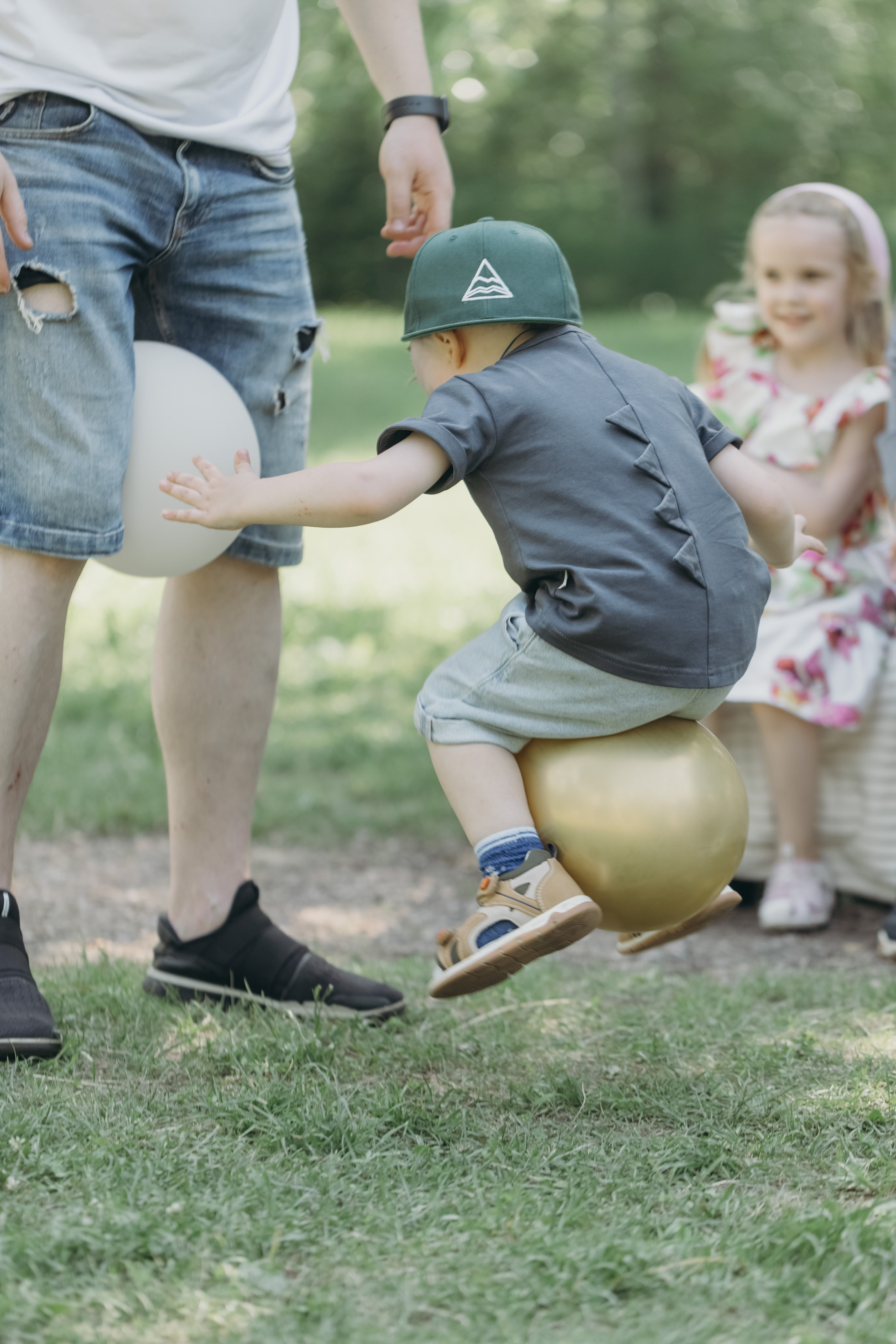 Мальчик прыгает на воздушном шарике