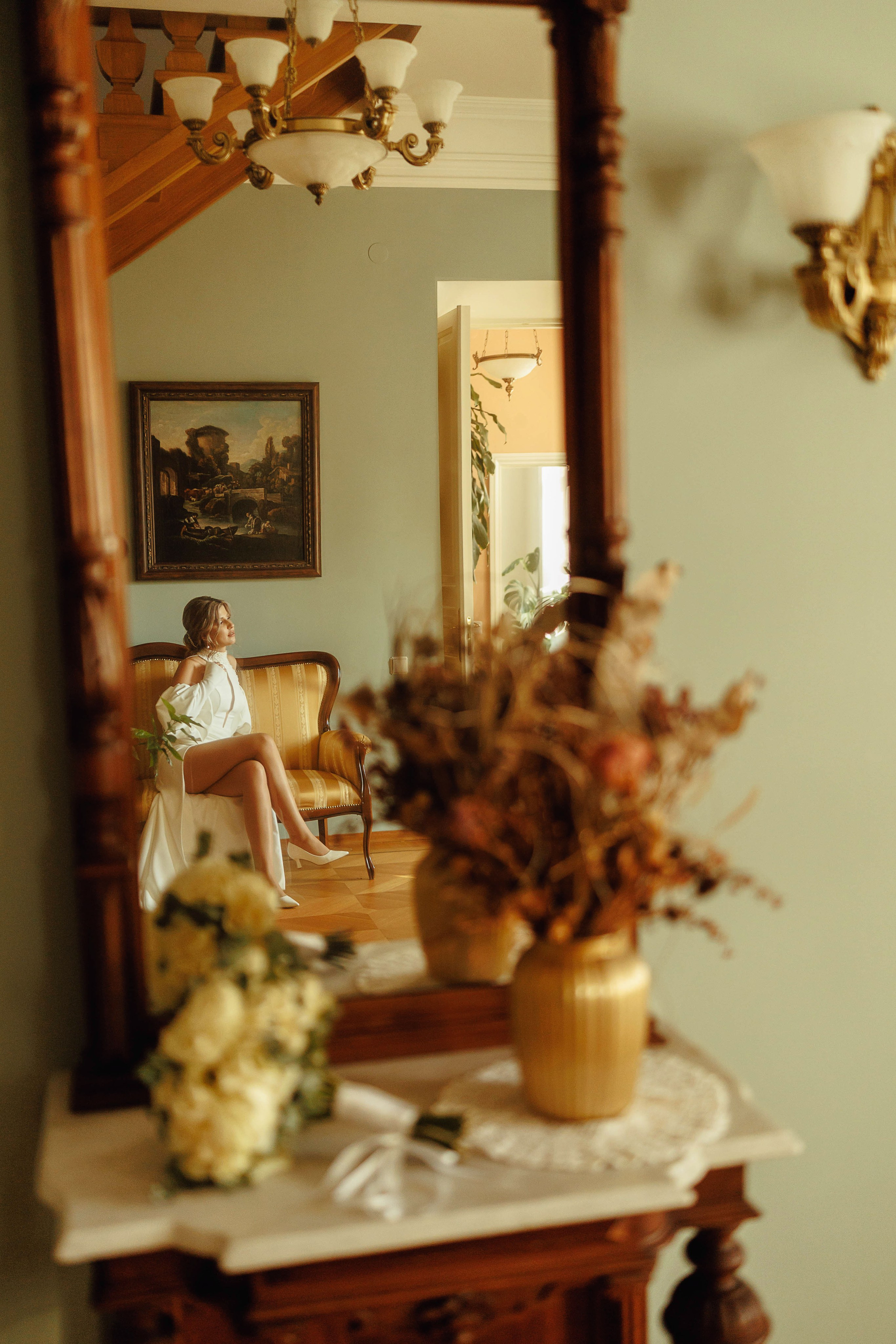 Невеста видит в отражении в зеркале в усадьбе