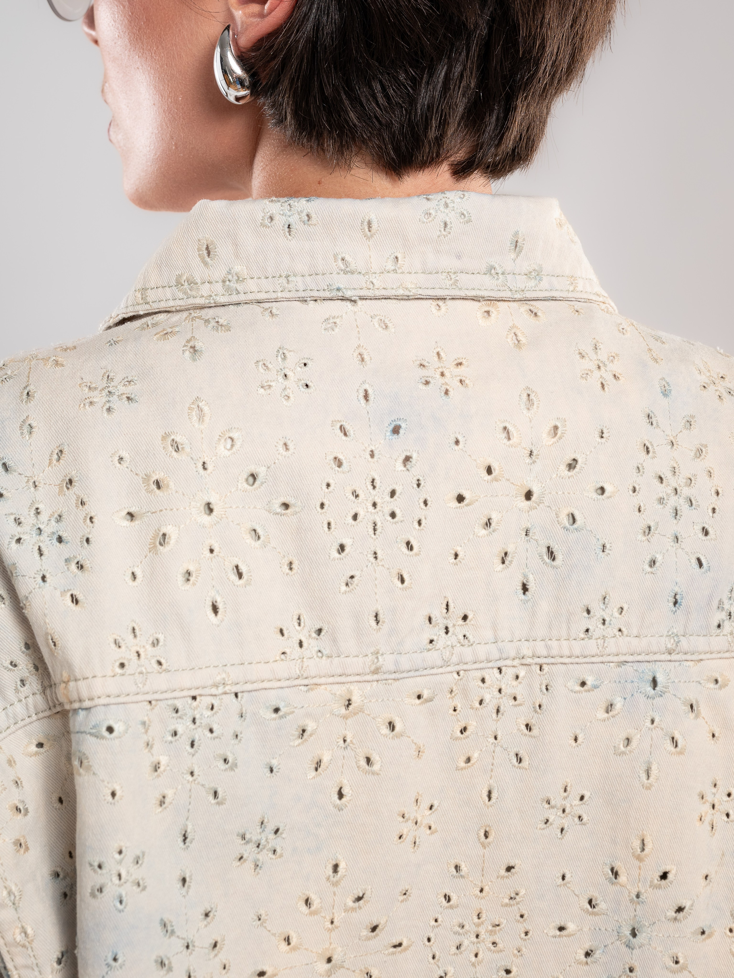 Джинсовые куртки на 2х моделях. Предметный фотограф, фото для маркетплейсов Пятигорск, КМВ