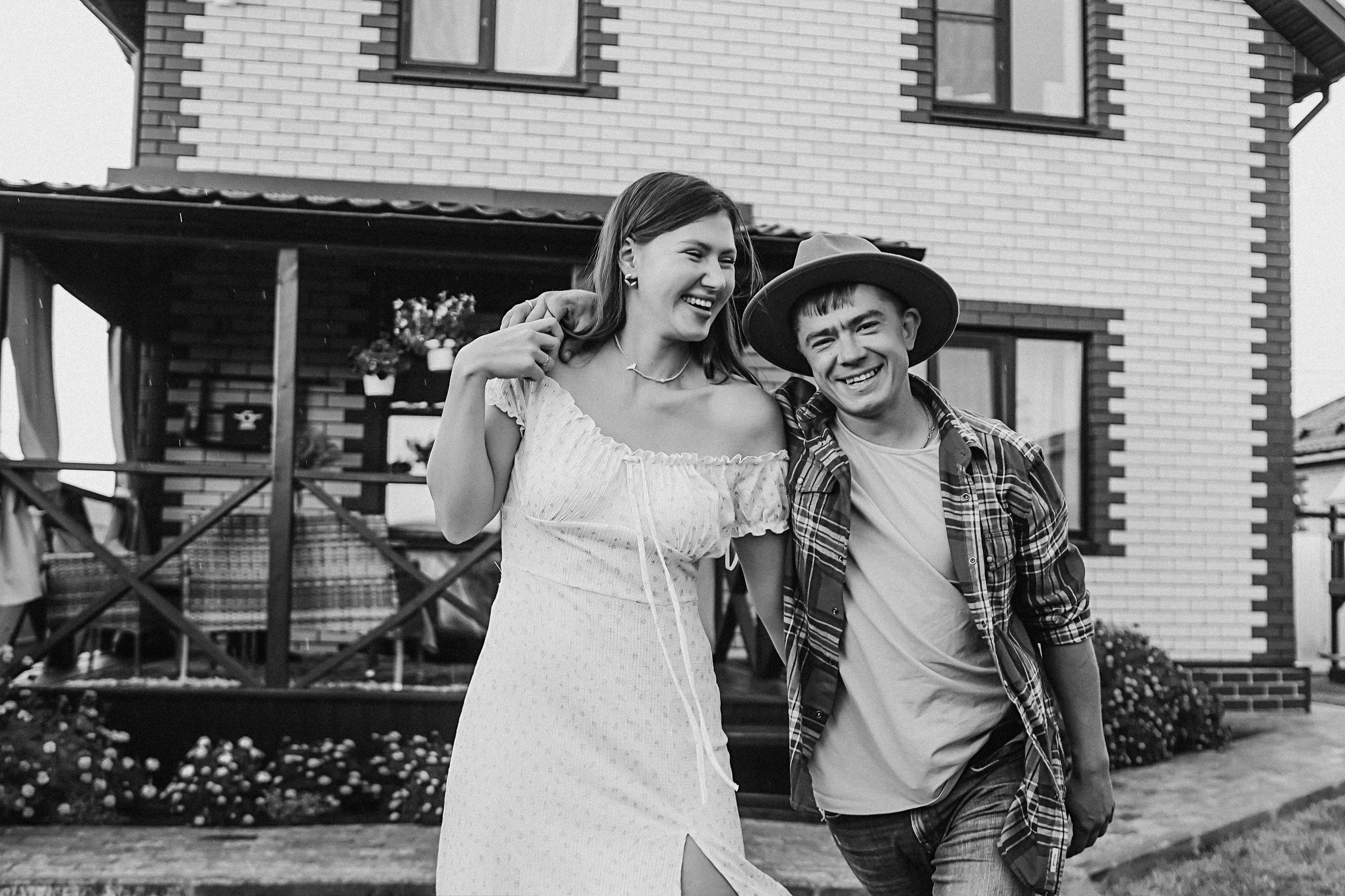 У дома. Семейный фотограф Тюмень, фотограф на роды Салмина Мария