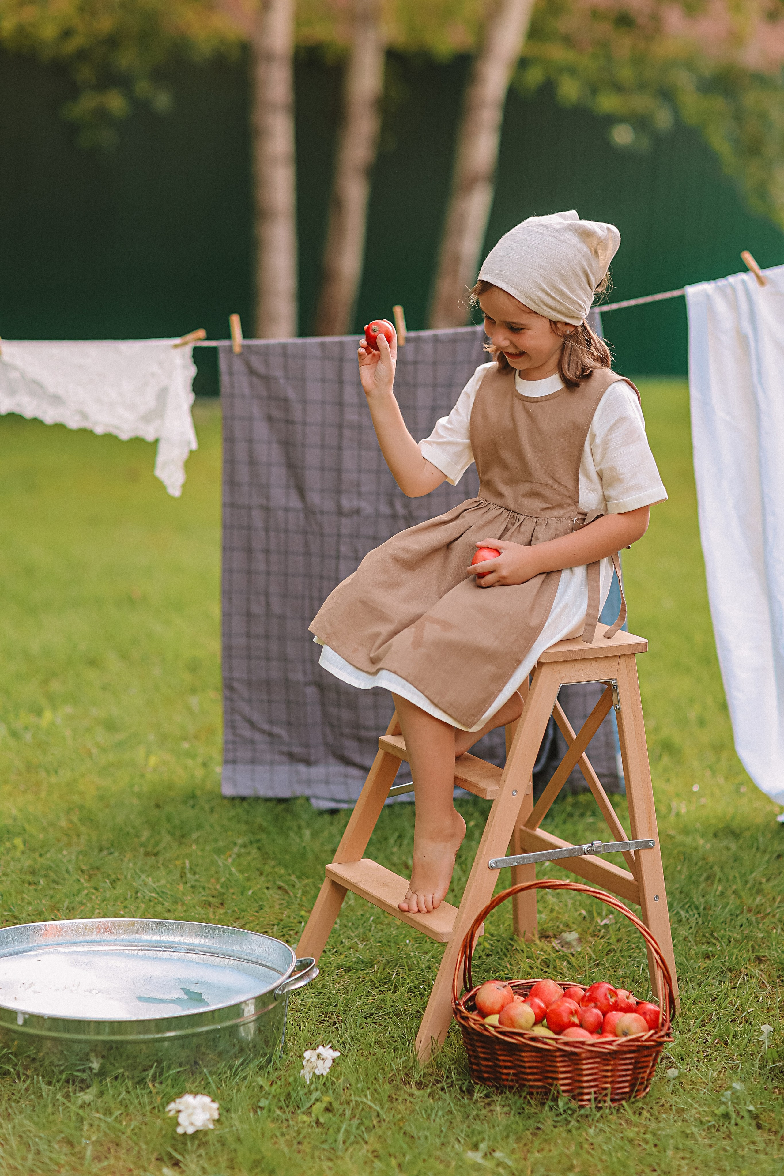 Стирка у дома. Семейный фотограф Тюмень, фотограф на роды Салмина Мария