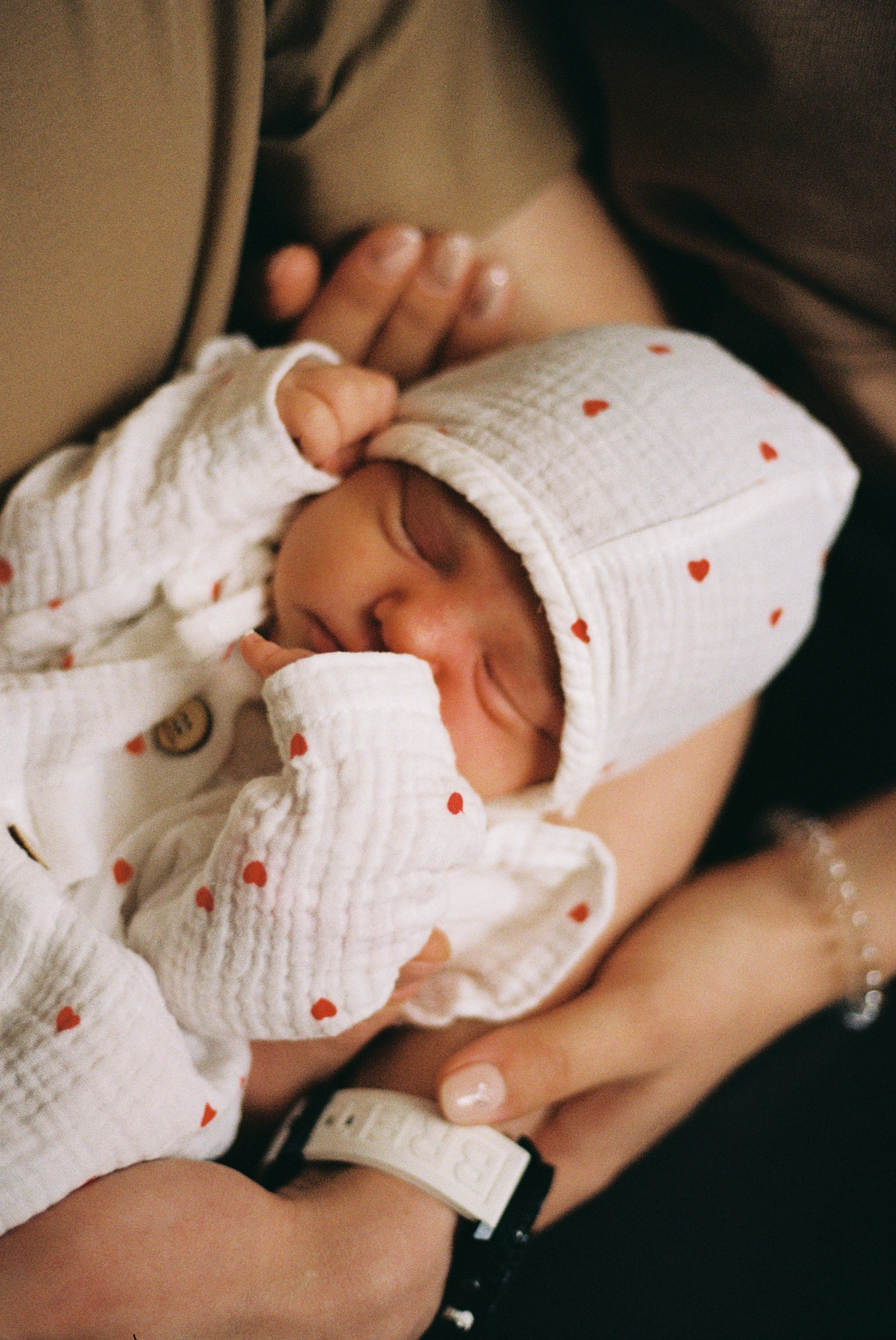  пленка Kodak. Портрет семьи, портрет с родителями, пленочный фотограф, семейная фотография, семейный фотограф Москва, фотограф пленочный москва Нежные пальчики новорожденного в руках родителей. Крупный план, мягкий свет, эмоциональный кадр.