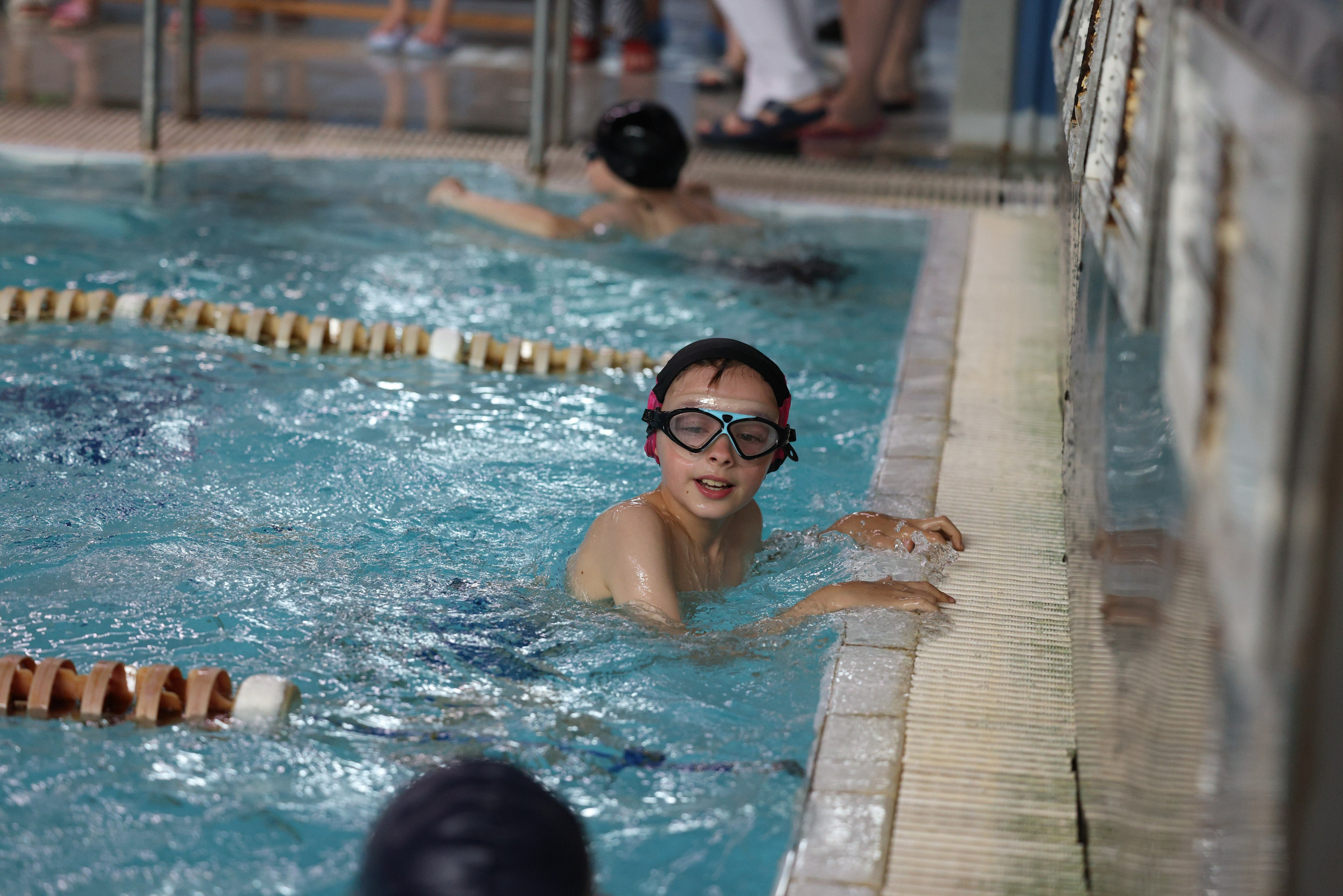 Веселый дельфин. Плавание. Дети 8-9 лет. Фотограф Александр Заломаев