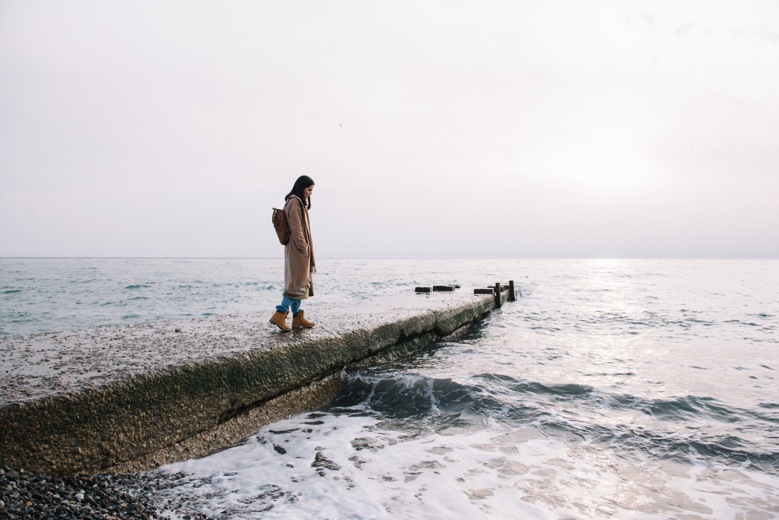 Девушка на пирсе Адлера