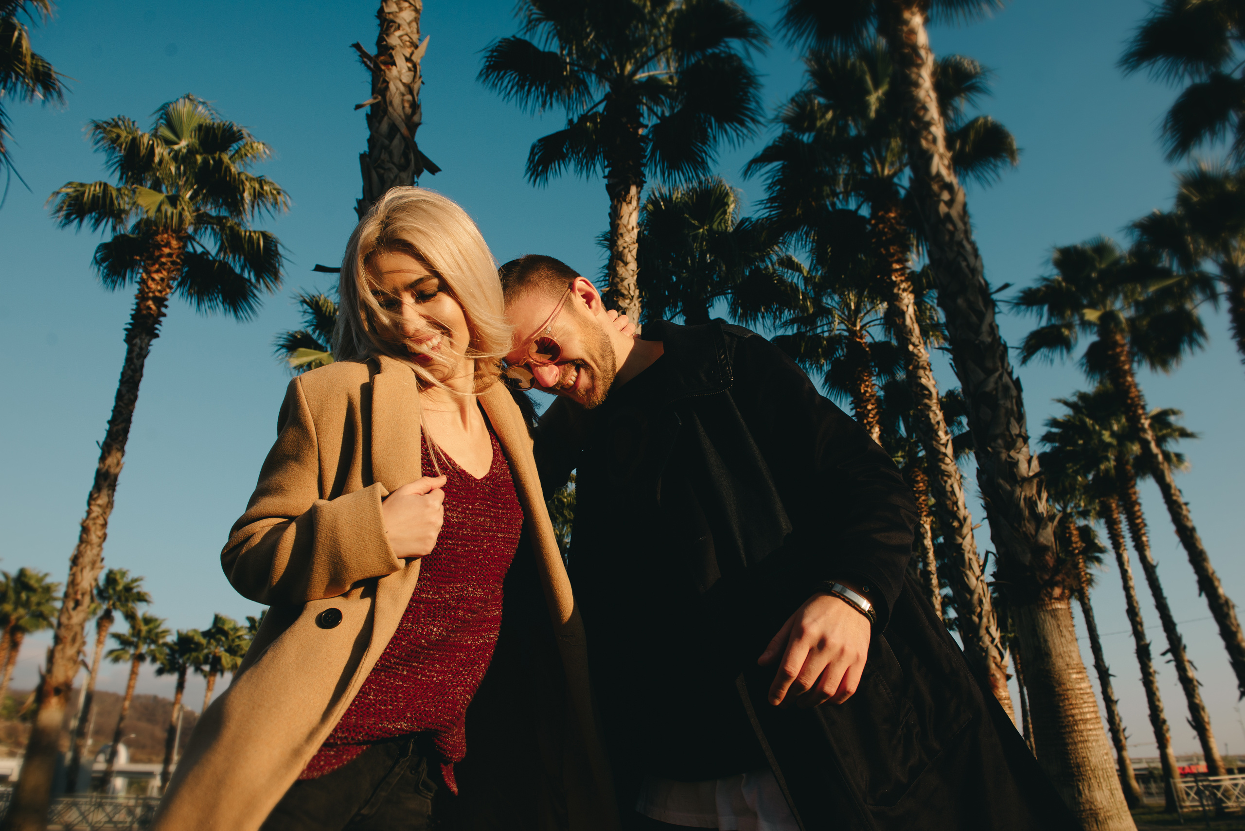 История любви на фоне аллеи из пальм в Адлере